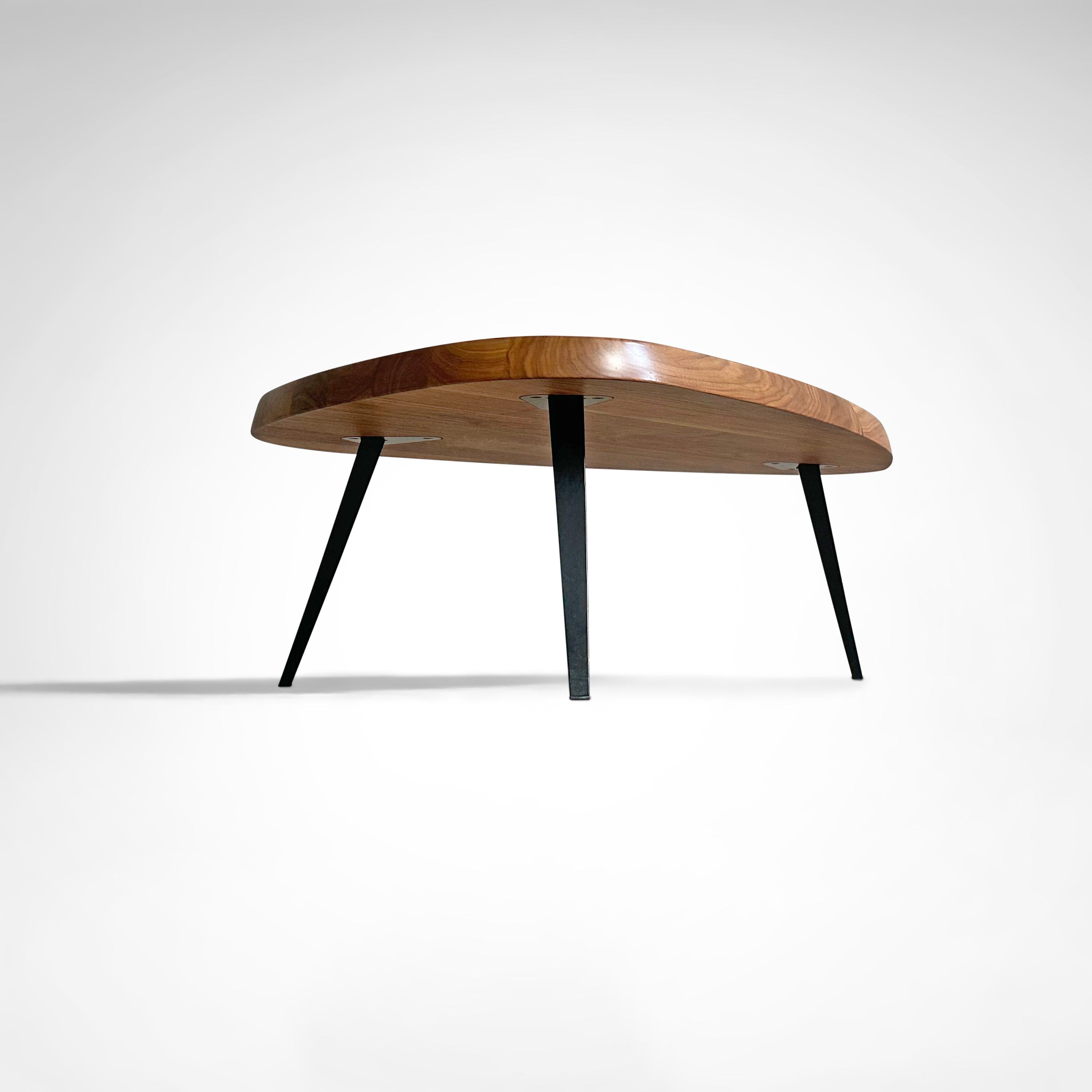 Mexikanischer Couchtisch aus Nussbaumholz von Charlotte Perriand für Cassina, 2015 (Metall) im Angebot