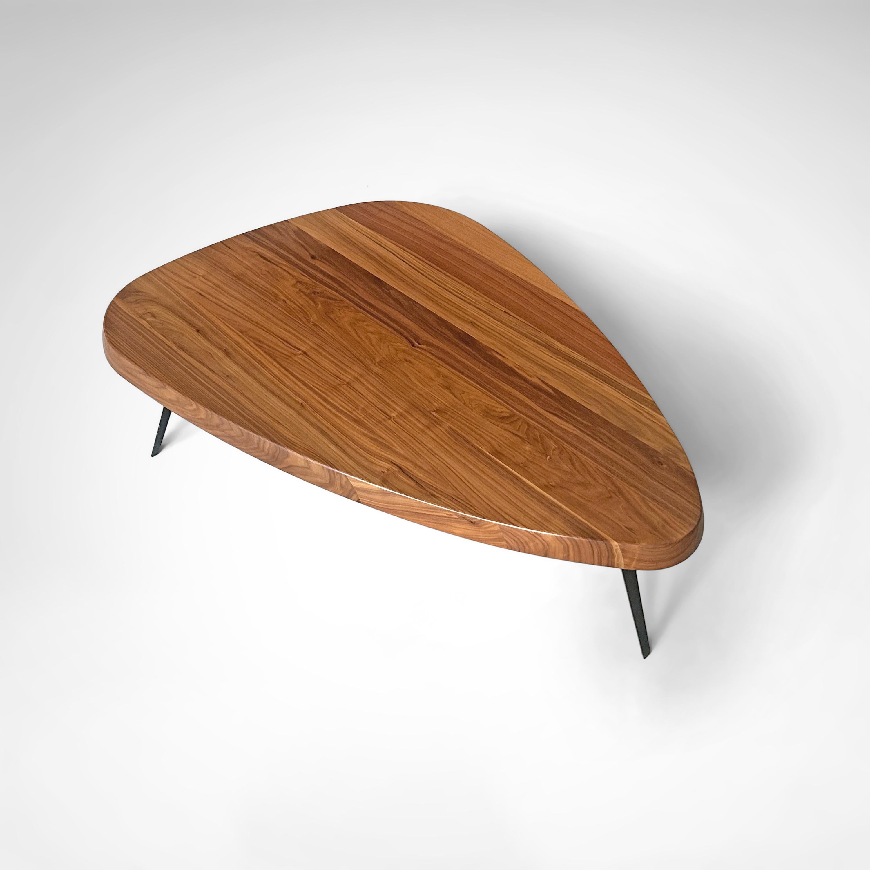Mexikanischer Couchtisch aus Nussbaumholz von Charlotte Perriand für Cassina, 2015 im Zustand „Gut“ im Angebot in Sas van Gent, NL