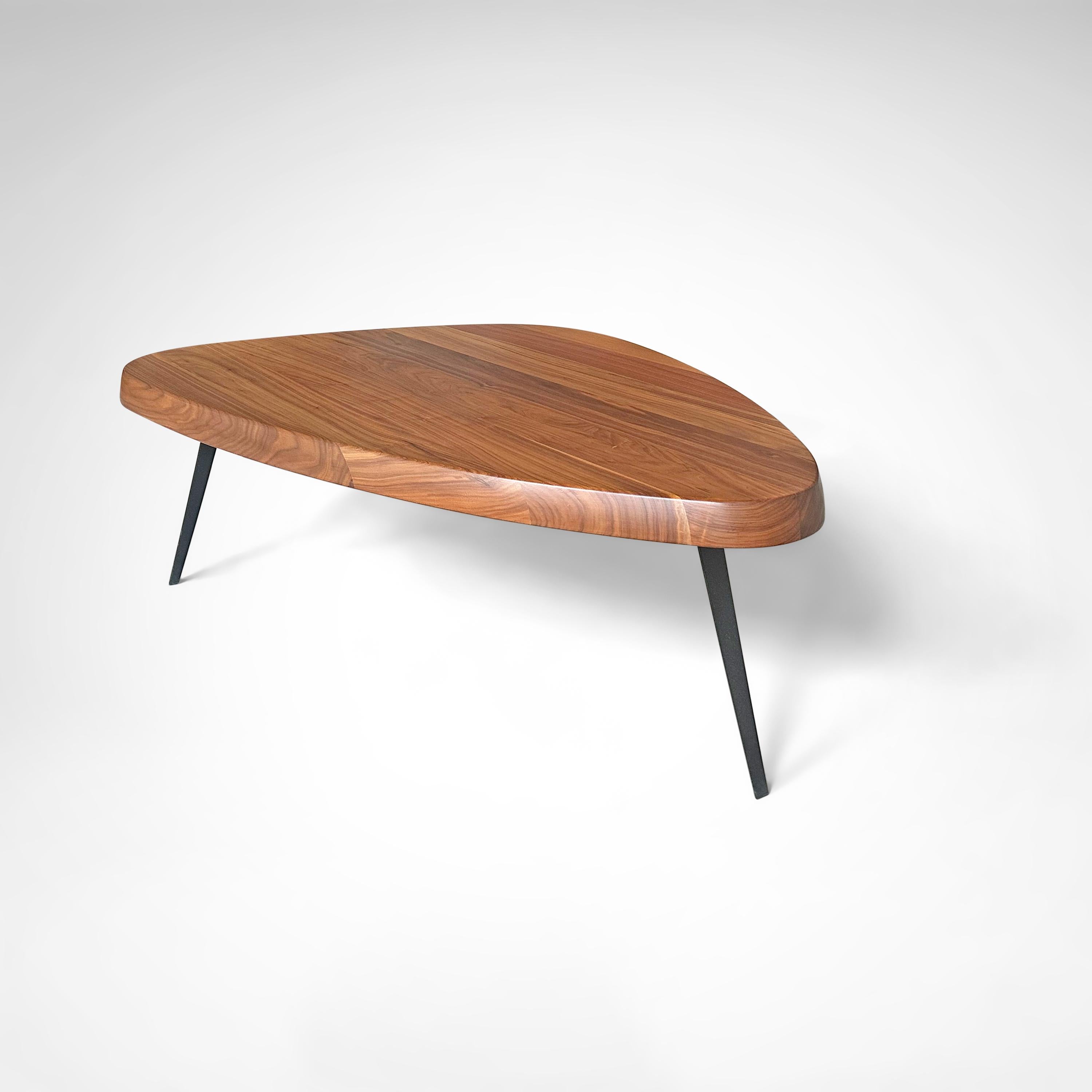 Mexikanischer Couchtisch aus Nussbaumholz von Charlotte Perriand für Cassina, 2015 (21. Jahrhundert und zeitgenössisch) im Angebot
