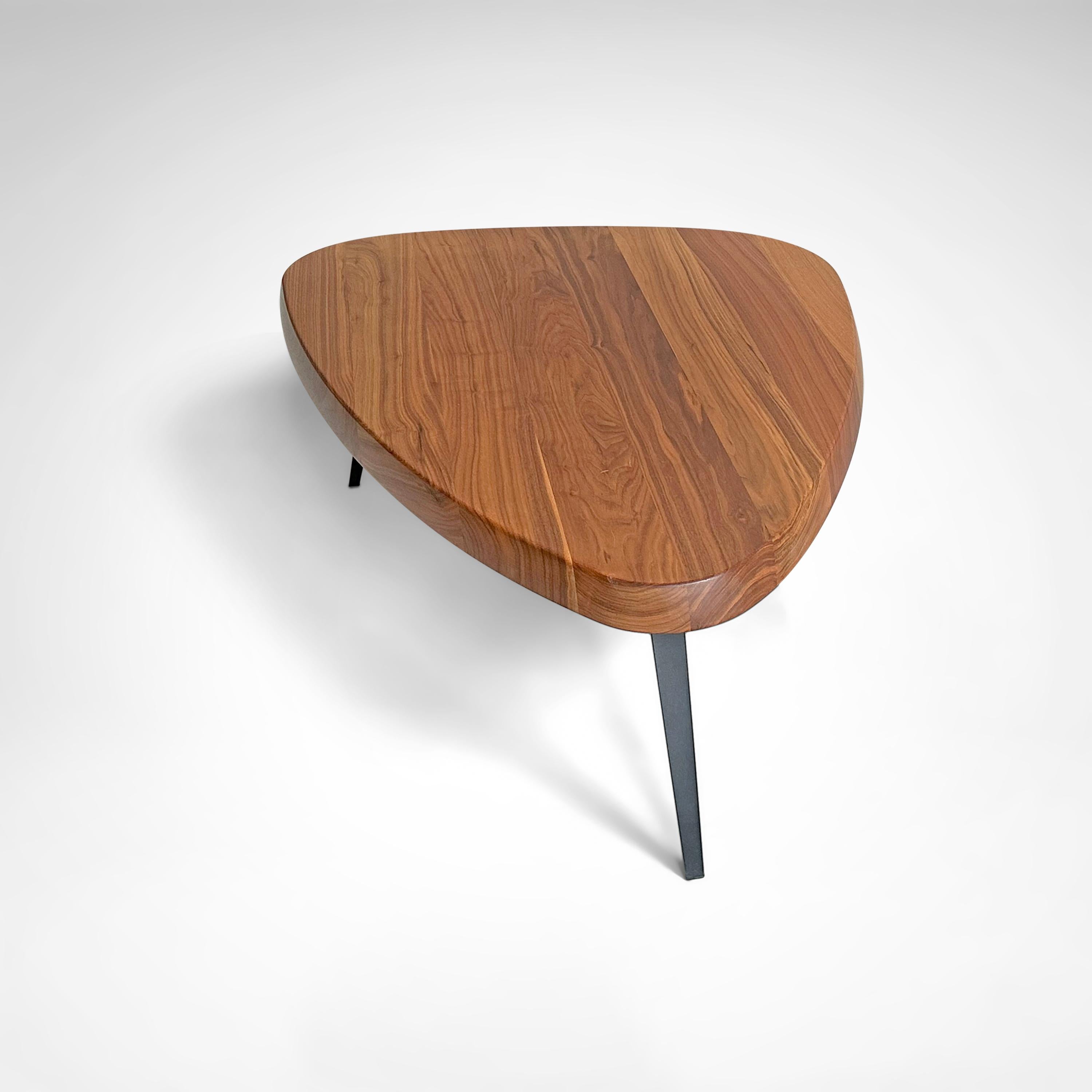 Mexikanischer Couchtisch aus Nussbaumholz von Charlotte Perriand für Cassina, 2015 (Moderne der Mitte des Jahrhunderts) im Angebot