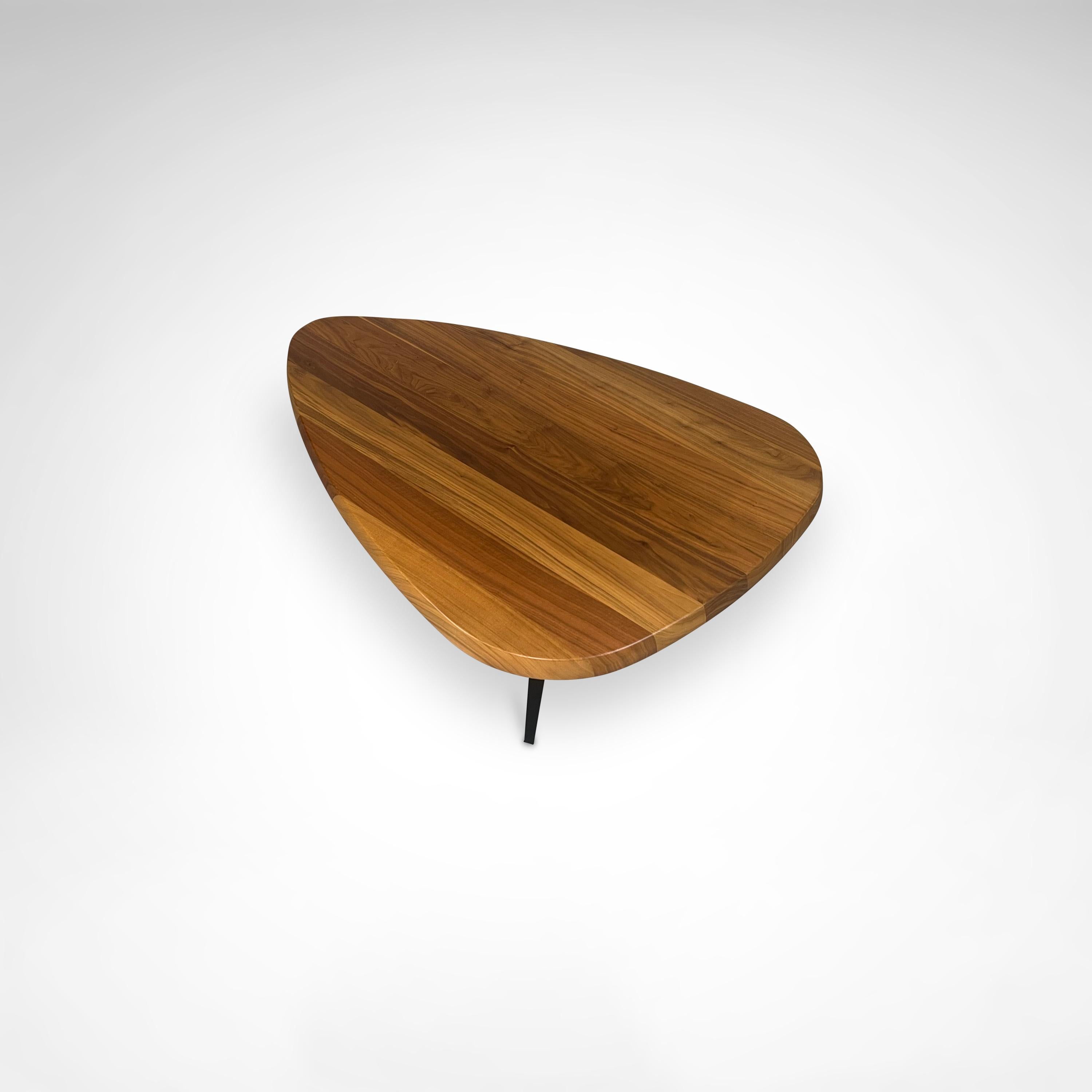 Mexikanischer Couchtisch aus Nussbaumholz von Charlotte Perriand für Cassina, 2015 (Moderne der Mitte des Jahrhunderts) im Angebot