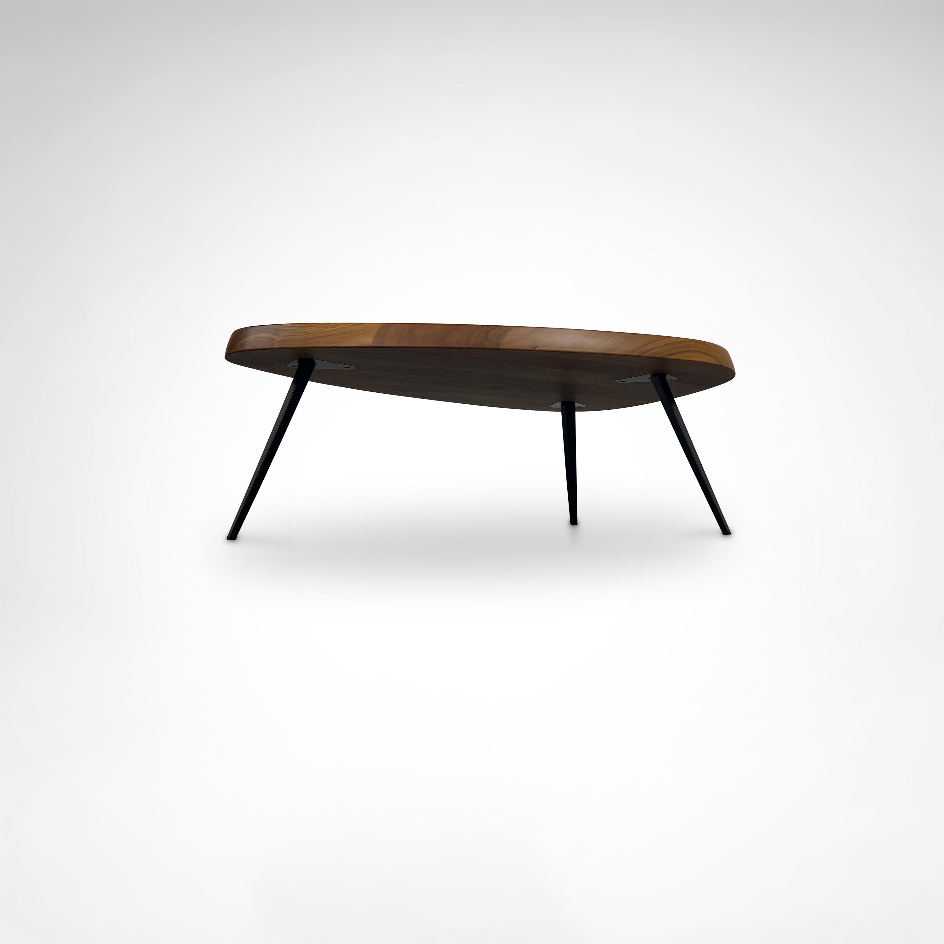 Mexikanischer Couchtisch aus Nussbaumholz von Charlotte Perriand für Cassina, 2015 im Zustand „Gut“ im Angebot in Sas van Gent, NL