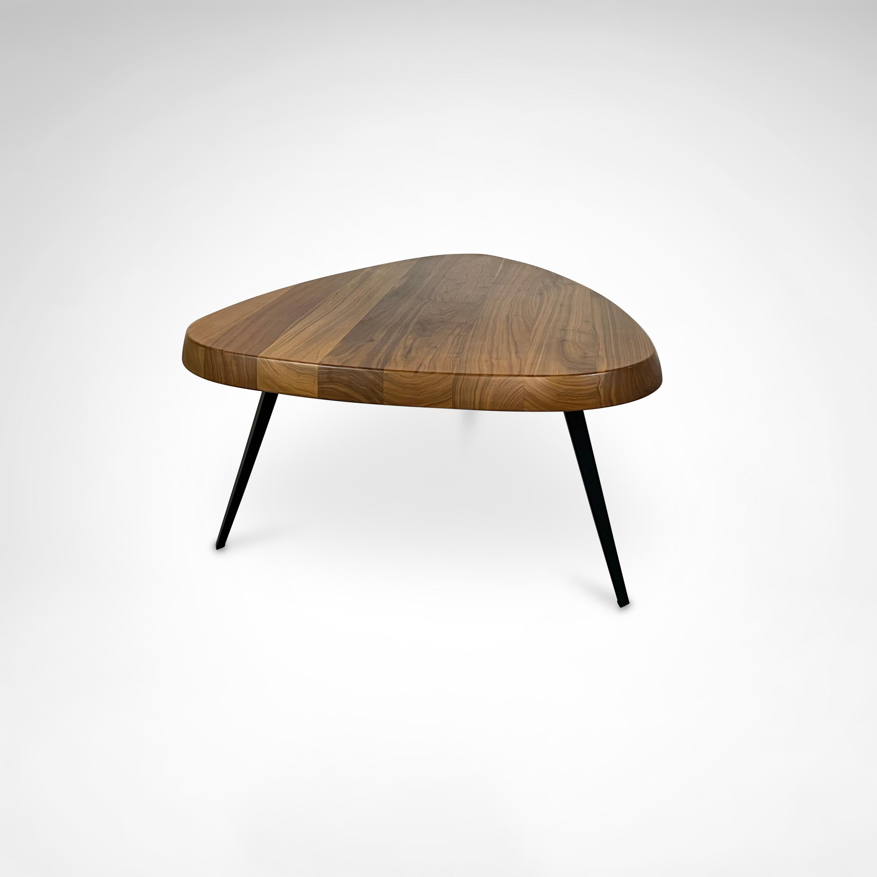 Mexikanischer Couchtisch aus Nussbaumholz von Charlotte Perriand für Cassina, 2015 im Angebot 1