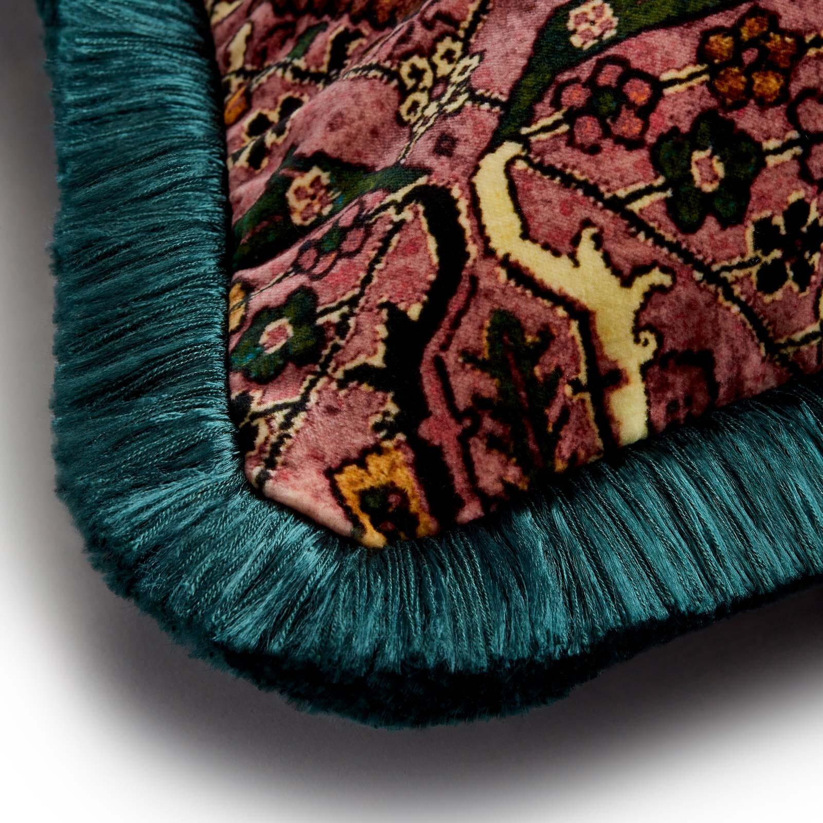 Inspiré par les souks de Marrakech, MEY MEH est imprégné d'une palette de roses et de turquoises, offrant une version moderne de ce motif de tapis classique du 17e siècle. En velours somptueux, ajoutez une touche d'histoire à votre intérieur avec ce