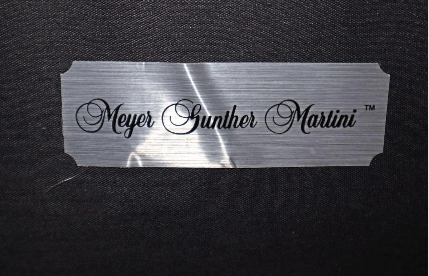 Meyer Gunther Martini Neo-Klassischen Stil Leder & geschnitzt Dolphin Arm Stuhl (amerikanisch) im Angebot