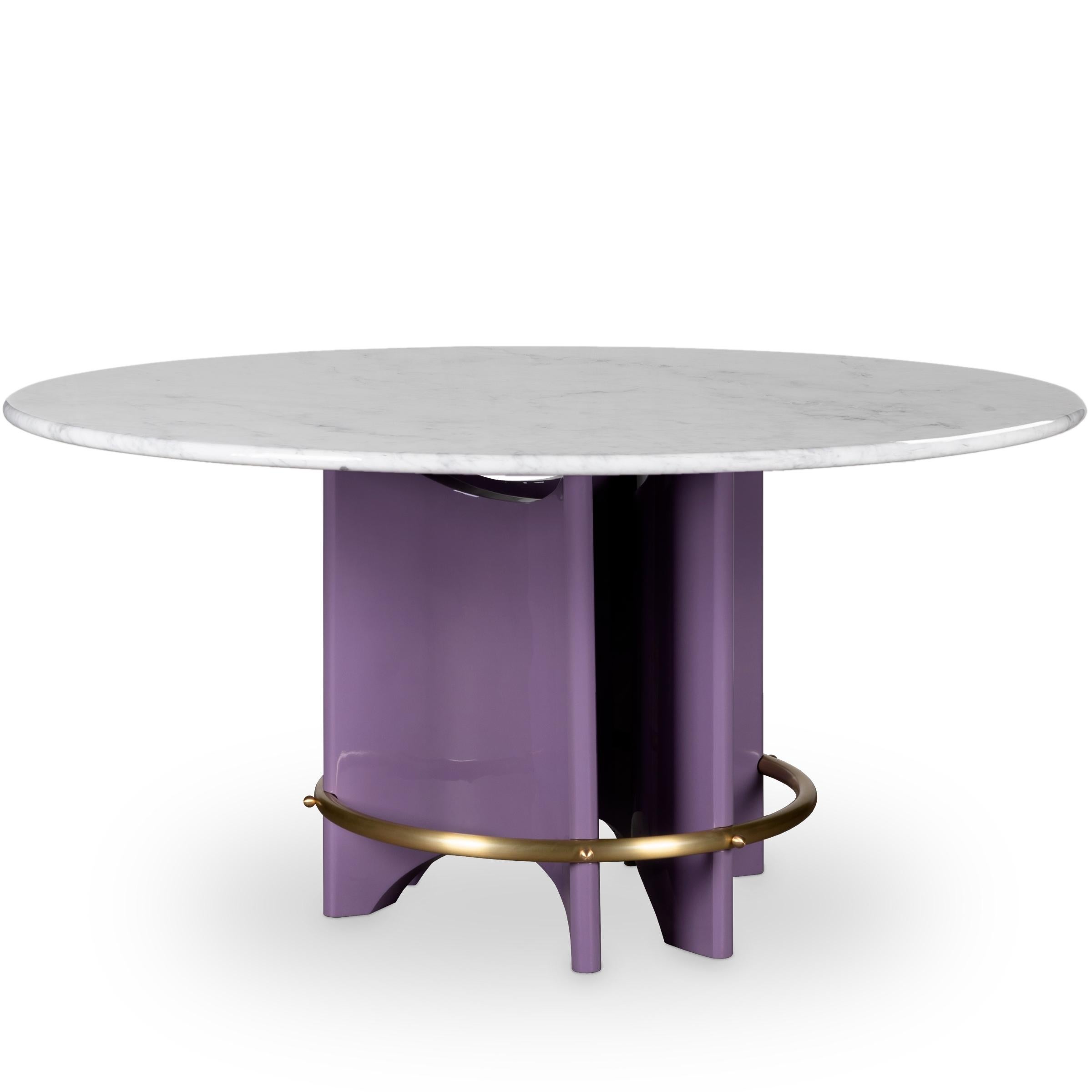 Meyer Table takes inspiration from Oscar Niemeyer’s notable work. Inheriting from its sinuous shapes and horizontal lines, it conveys a swell, stable aesthetic.
Its rounded tabletop brings a mature presence to the room. It rests on a set of three