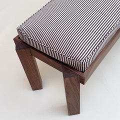 Banc rembourré Meyette Contemporary en noyer massif de 4ft, motif à rayures prune