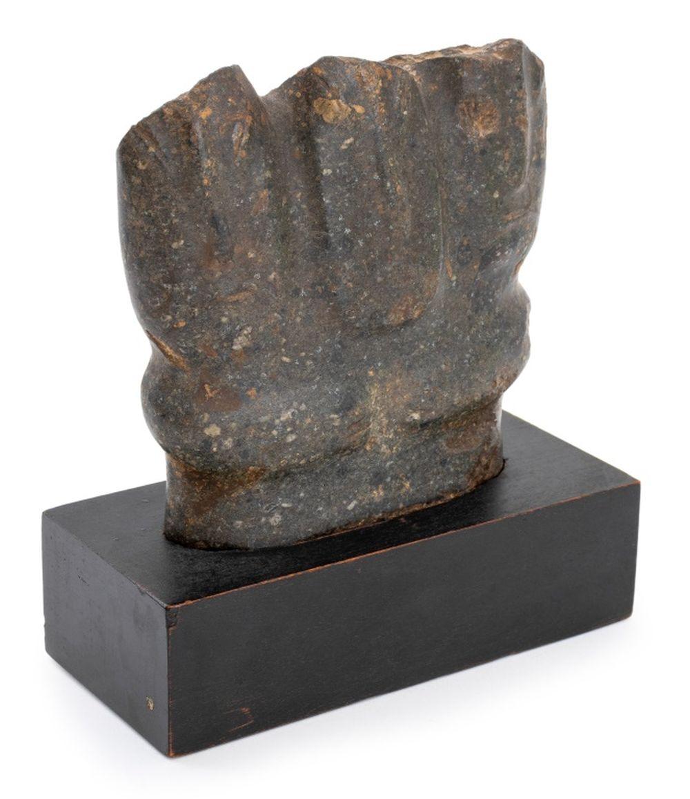 Pre-Columbianische dreiköpfige Steinfigur aus Mezcala, Guerrera, Mexiko, auf ebonisiertem Holzsockel montiert. Skulptur: 4,25