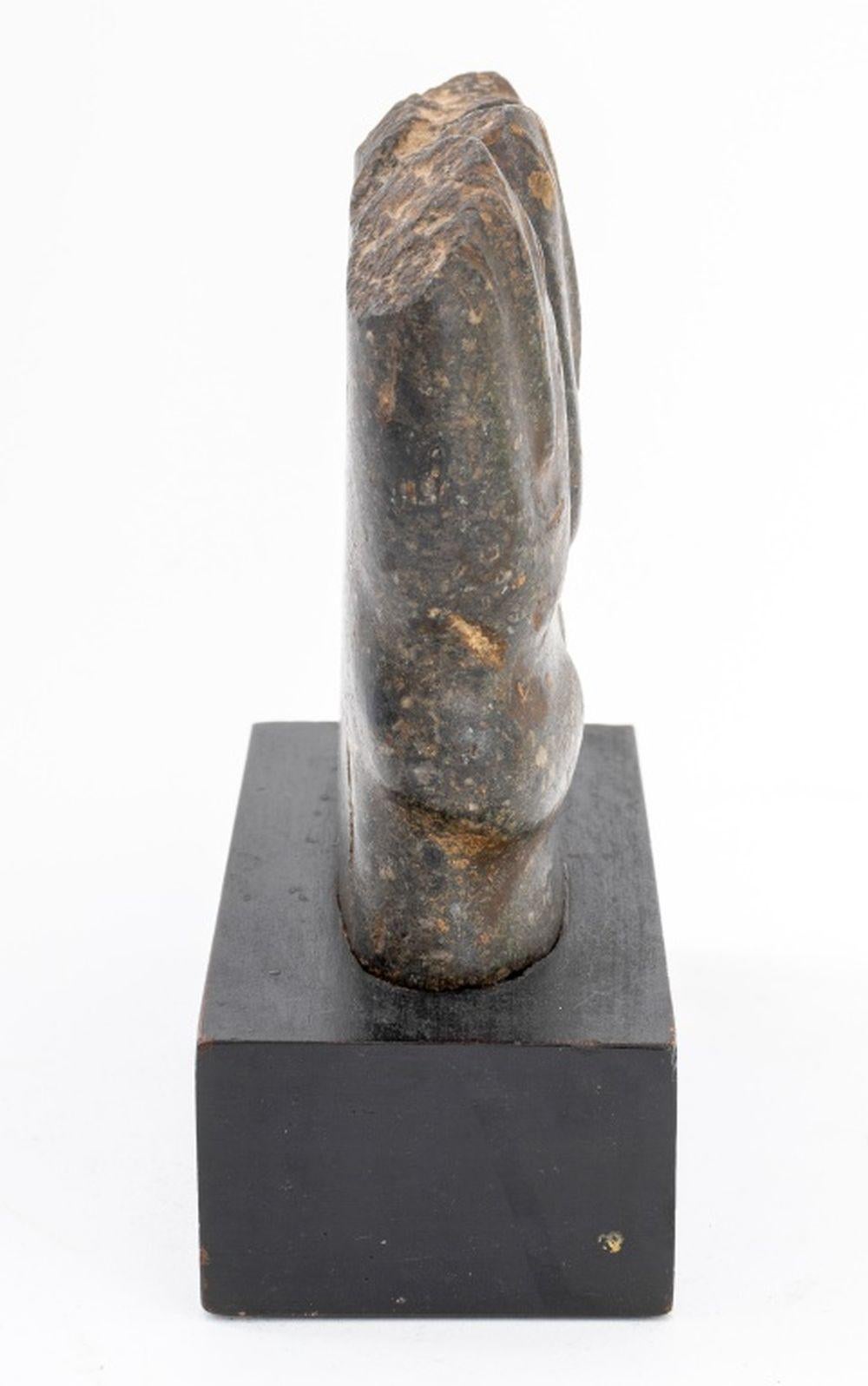 Mezcala Pre-Columbian Dreiköpfige Steinfigur (Präkolumbisch) im Angebot