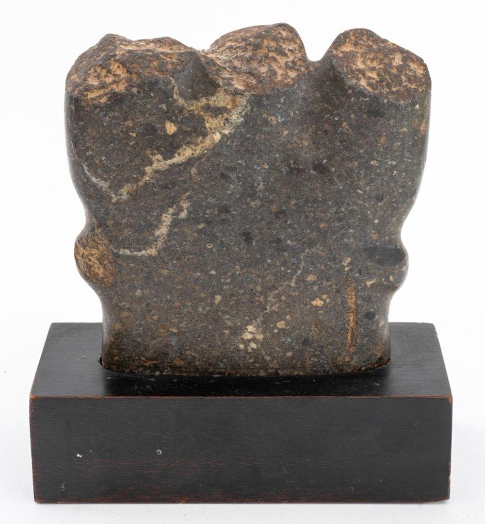Mezcala Pre-Columbian Dreiköpfige Steinfigur (Mexikanisch) im Angebot