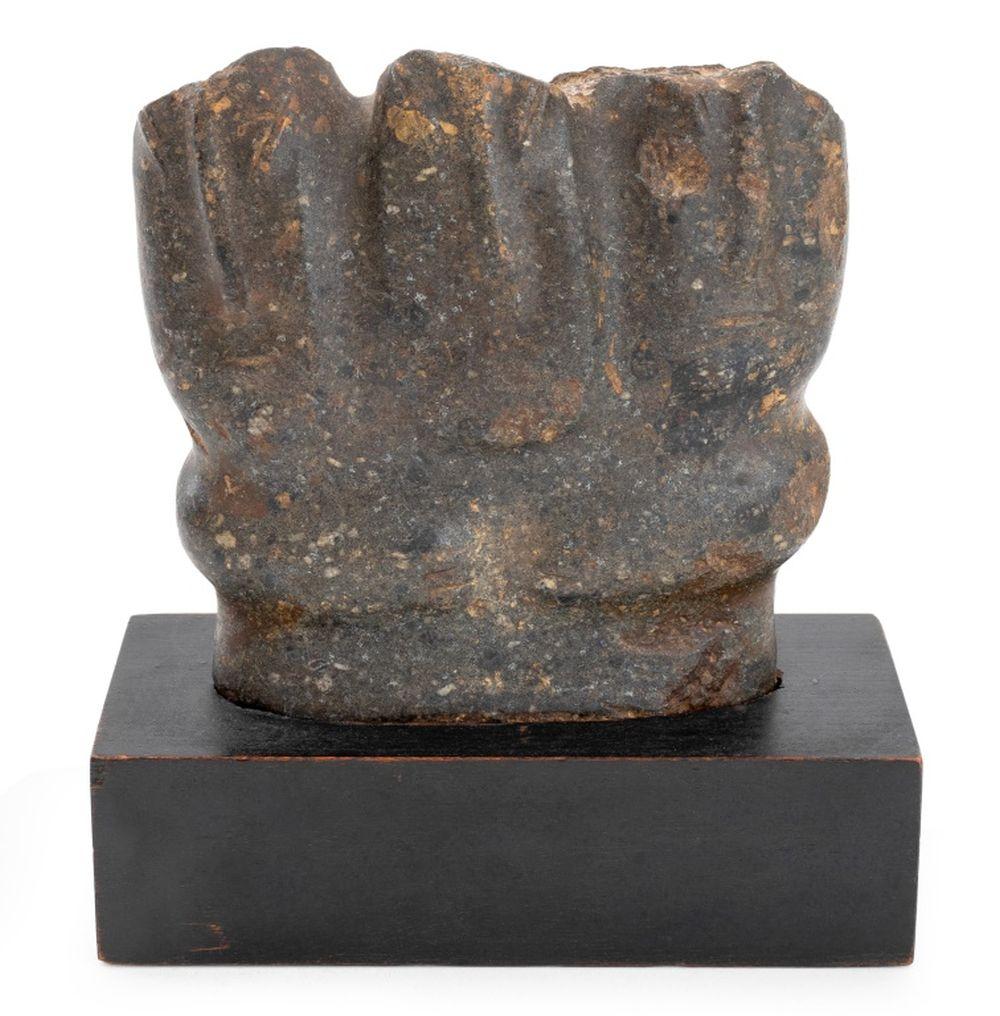 Mezcala Pre-Columbian Dreiköpfige Steinfigur (Geschnitzt) im Angebot