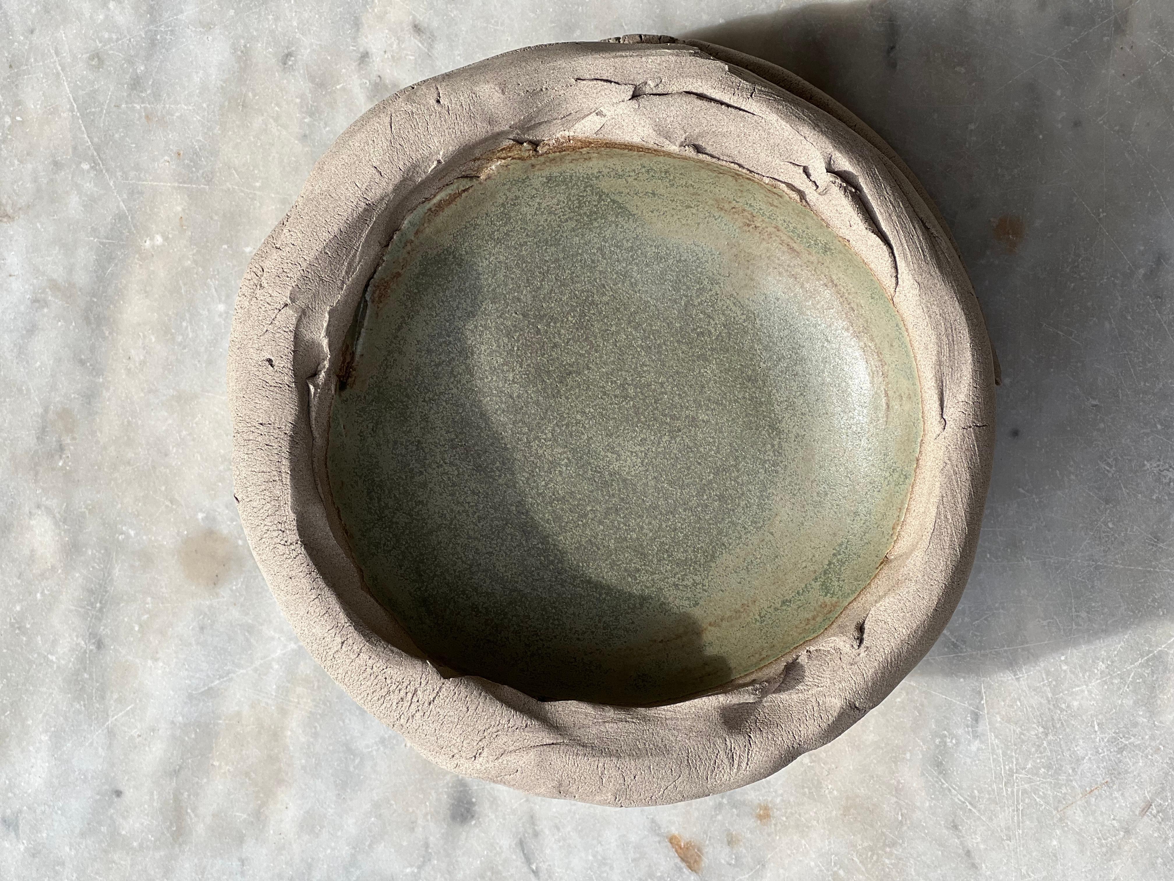 Piatto Meze di Güler Elçi
Dimensioni: D. 13 x H. 2,5 cm
Materiali: Ceramica Stoneware, smalto alimentare. 

Güler Elçi è un artista della ceramica con sede a Istanbul. Alla luce della sua carriera di ingegnere, considera la ceramica come un
