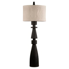 Lámpara de pie escultórica de madera de pino Mezquite con pantalla de lino by Isabel Moncada