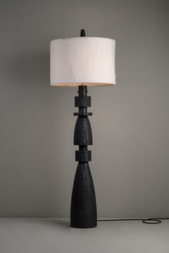 Lámpara de pie escultórica de madera de pino Mezquite con pantalla de lino by Isabel Moncada