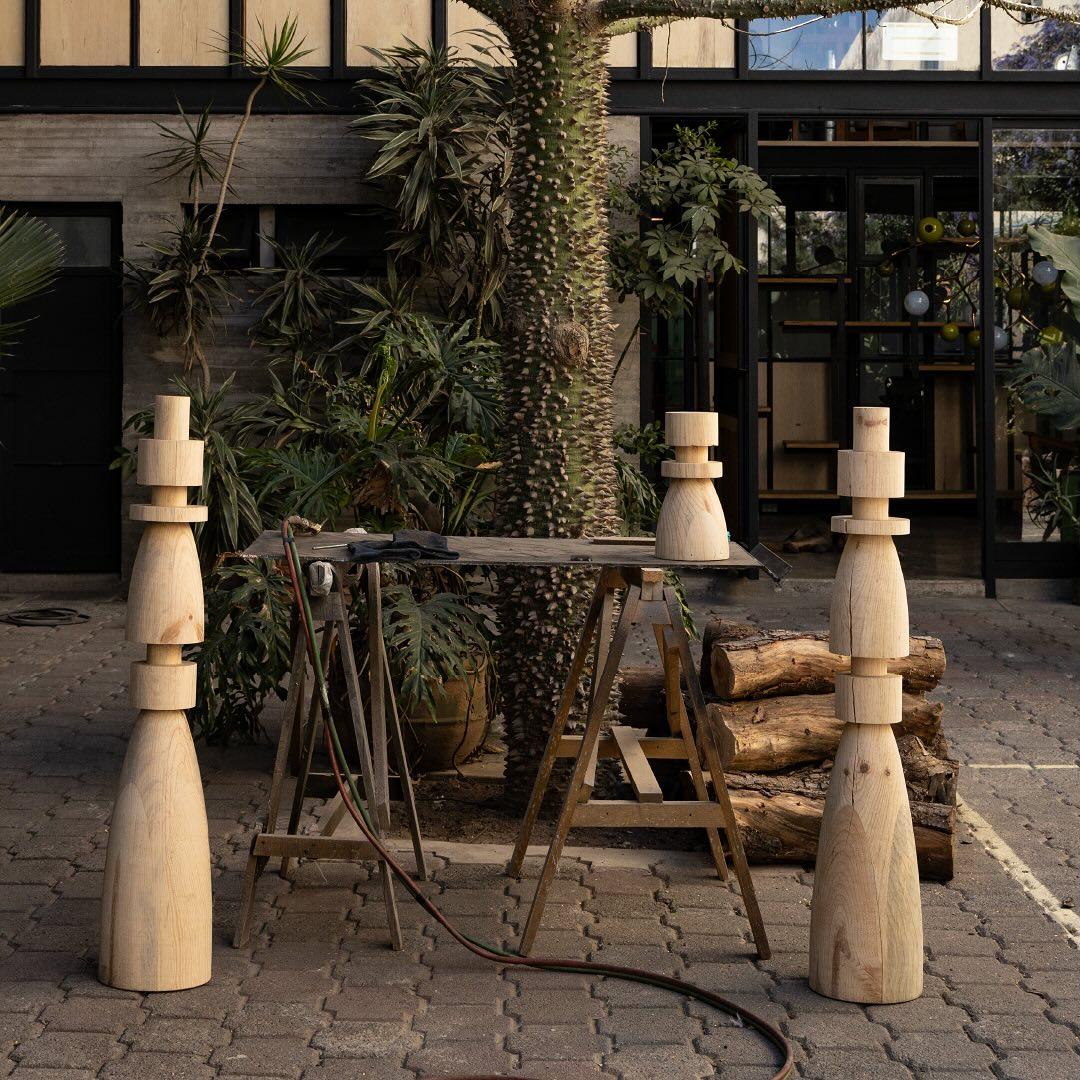 Altro Lampada da terra scultorea Mezquite in Wood Wood con paralume in lino di Isabel Moncada in vendita
