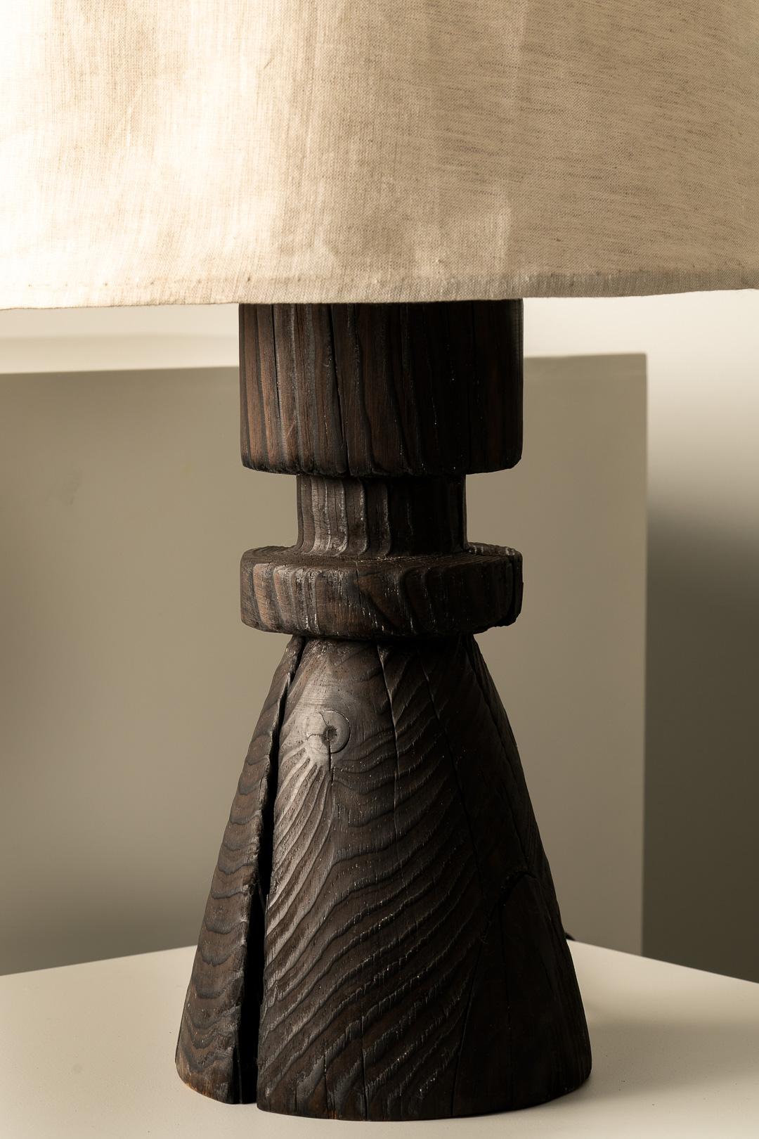 Skulpturale Tischlampe aus Mezquite-Holz mit flexiblem Leinenschirm (Mexikanisch) im Angebot