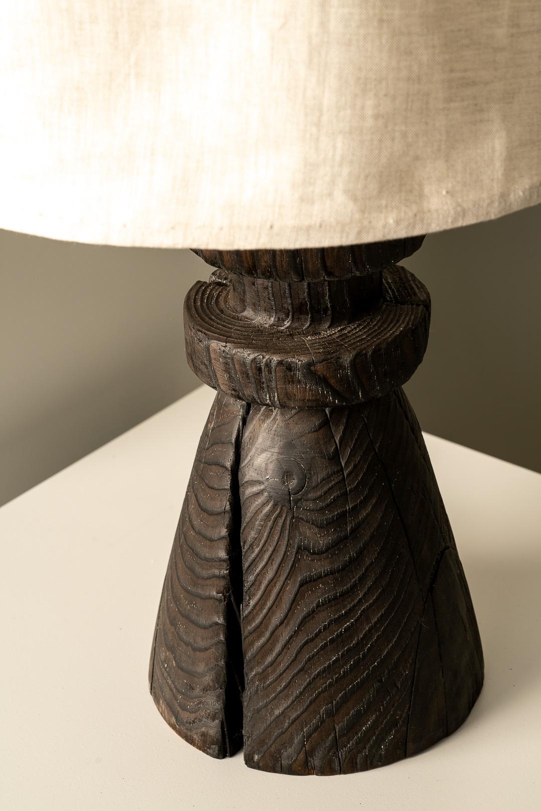 Skulpturale Tischlampe aus Mezquite-Holz mit flexiblem Leinenschirm (Holzarbeit) im Angebot