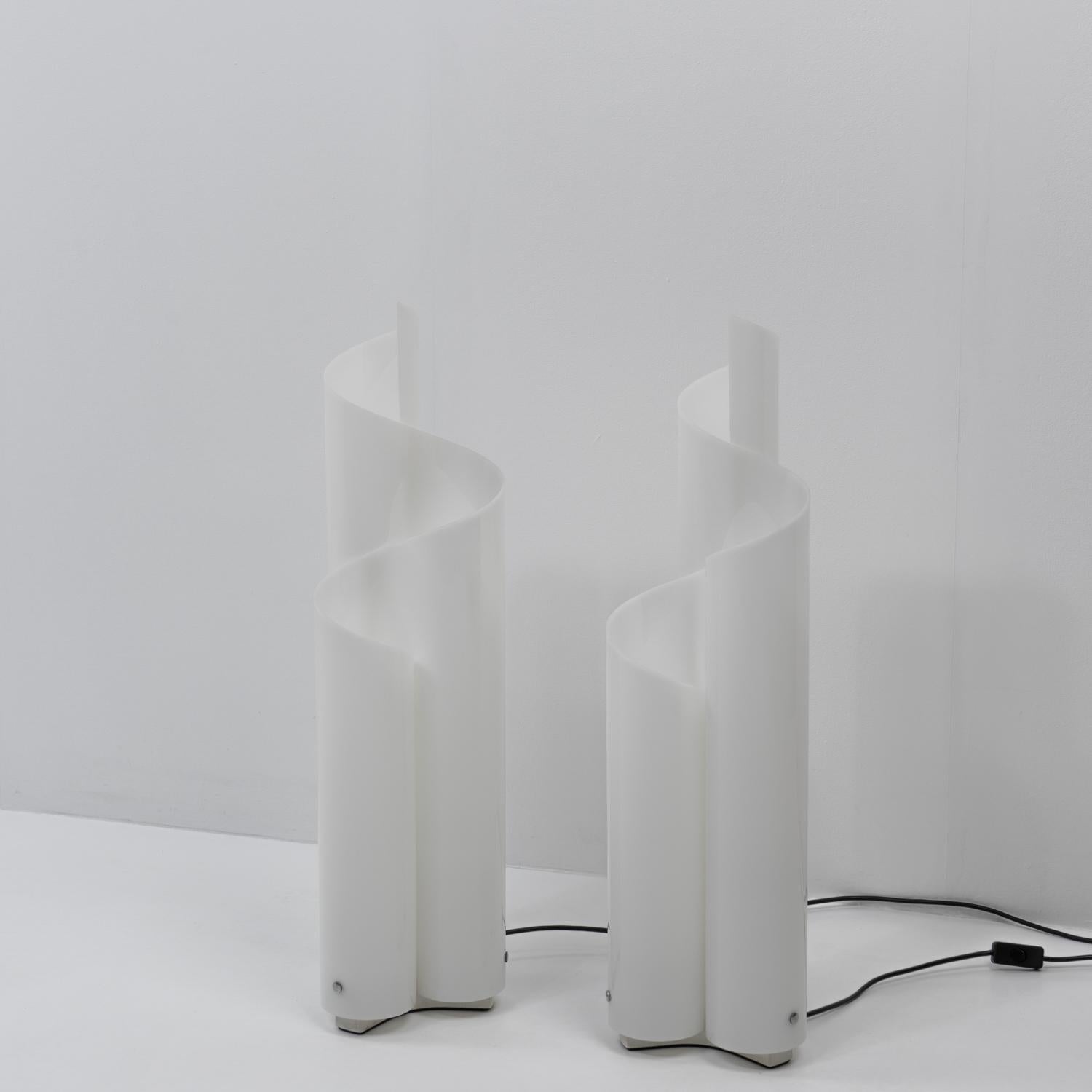 Italiano Lampade da tavolo Mezza Chimera di Vico Magistretti per Artemide, anni '70, Set di 2 in vendita