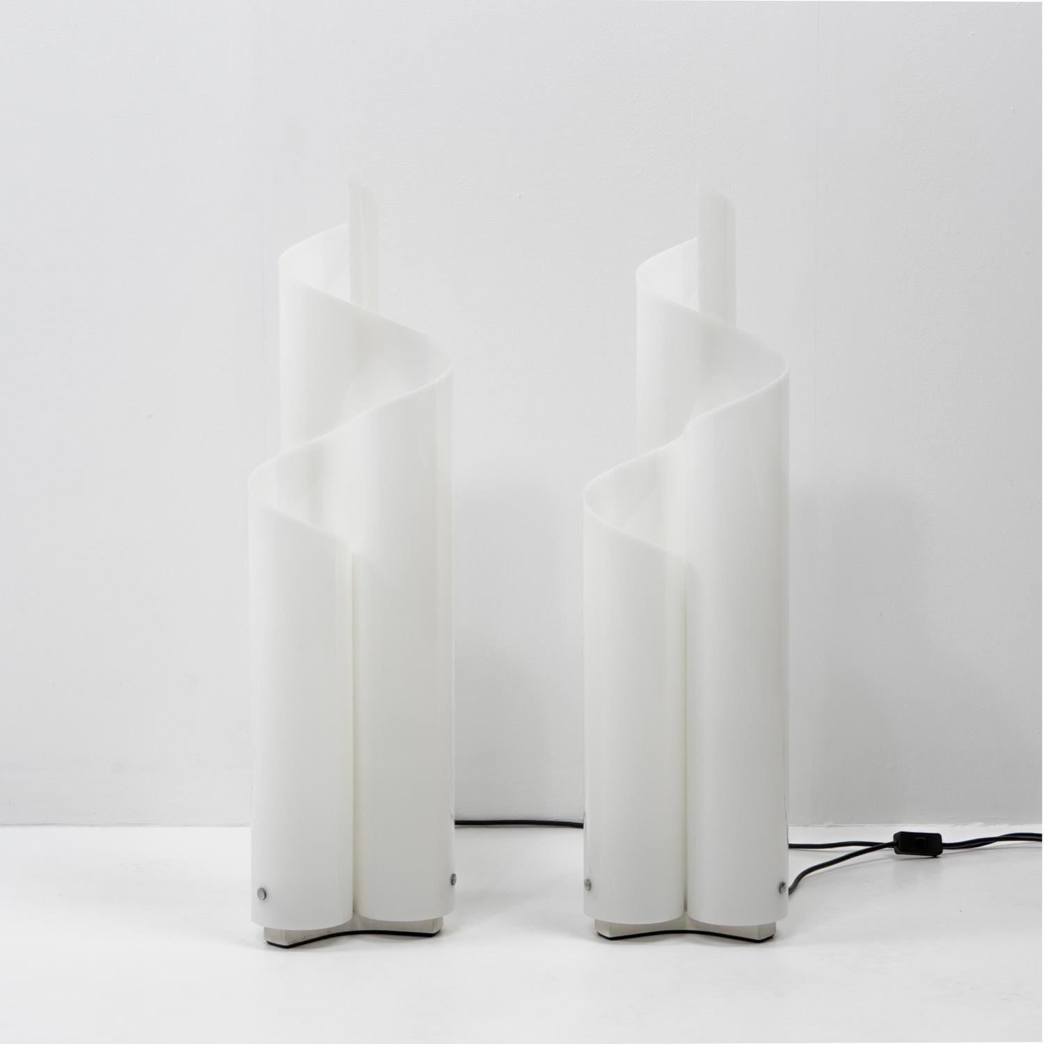 Fine XX secolo Lampade da tavolo Mezza Chimera di Vico Magistretti per Artemide, anni '70, Set di 2 in vendita