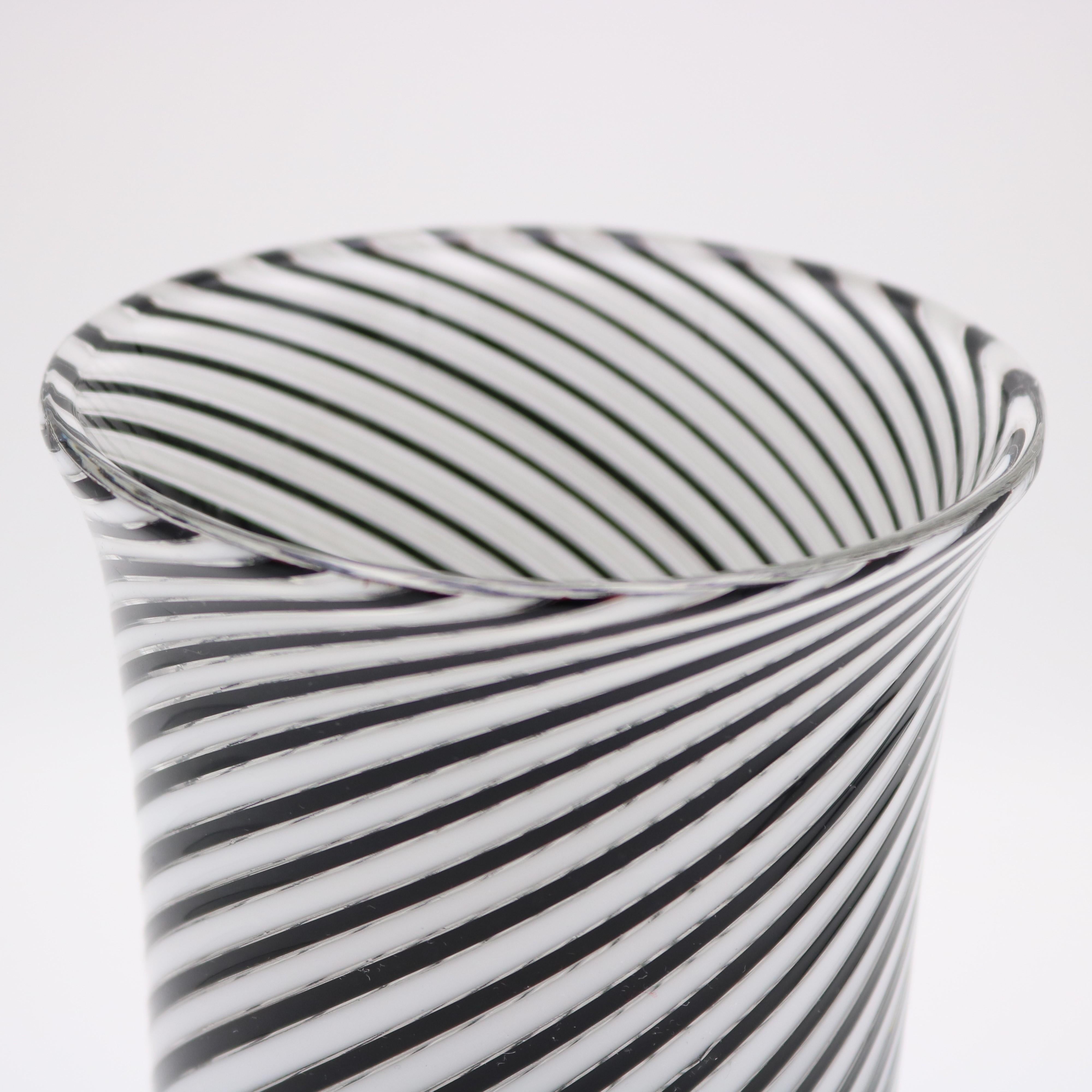 Vetro artistico Vaso in vetro di Murano 'Mezza Filigrana' di Dino Martens in vendita