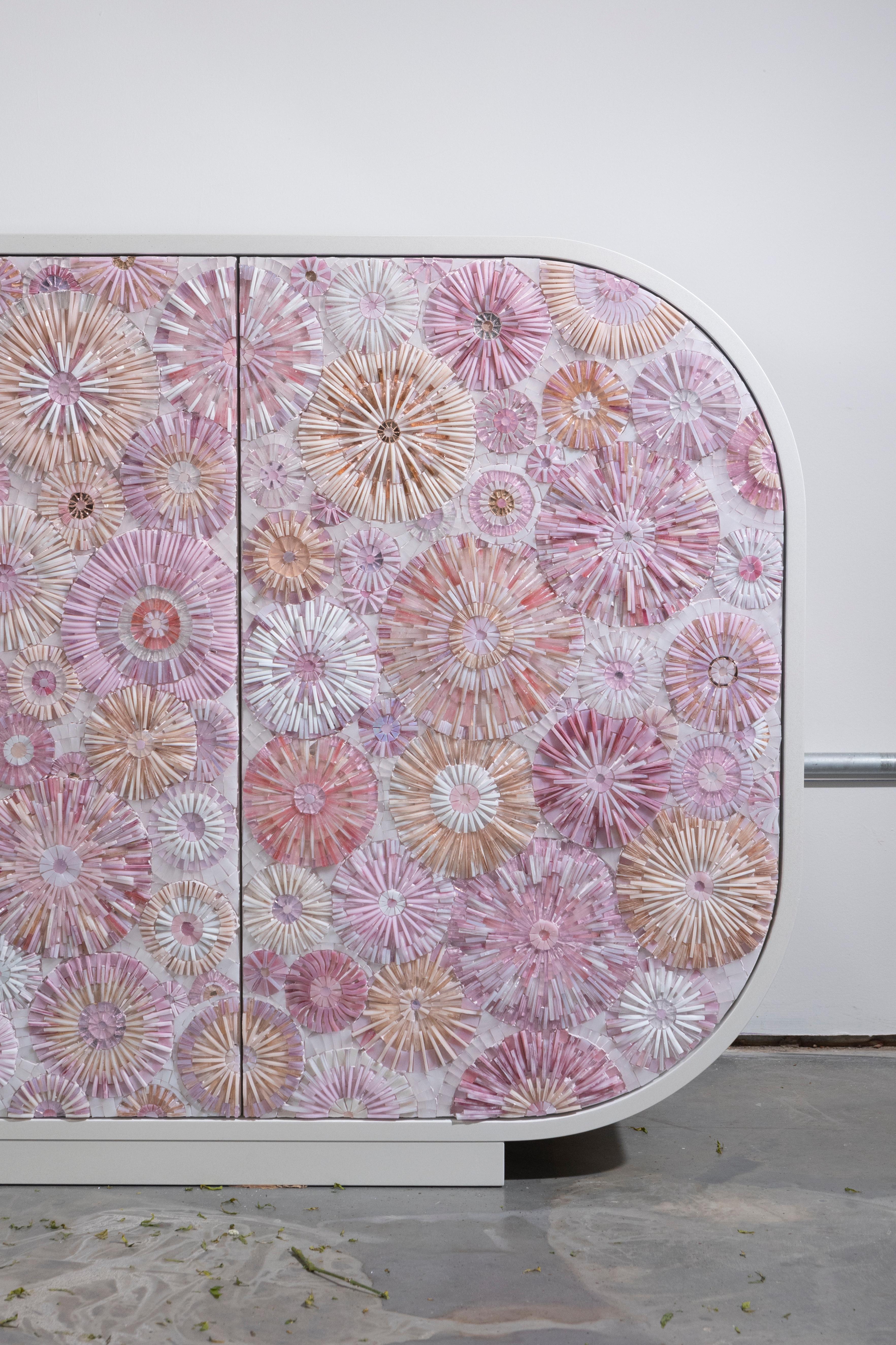 Modernes Mezza Luna-Buffet mit geschwungener rosa Blütenblume und weißer Oberfläche von Ercole Home (amerikanisch) im Angebot