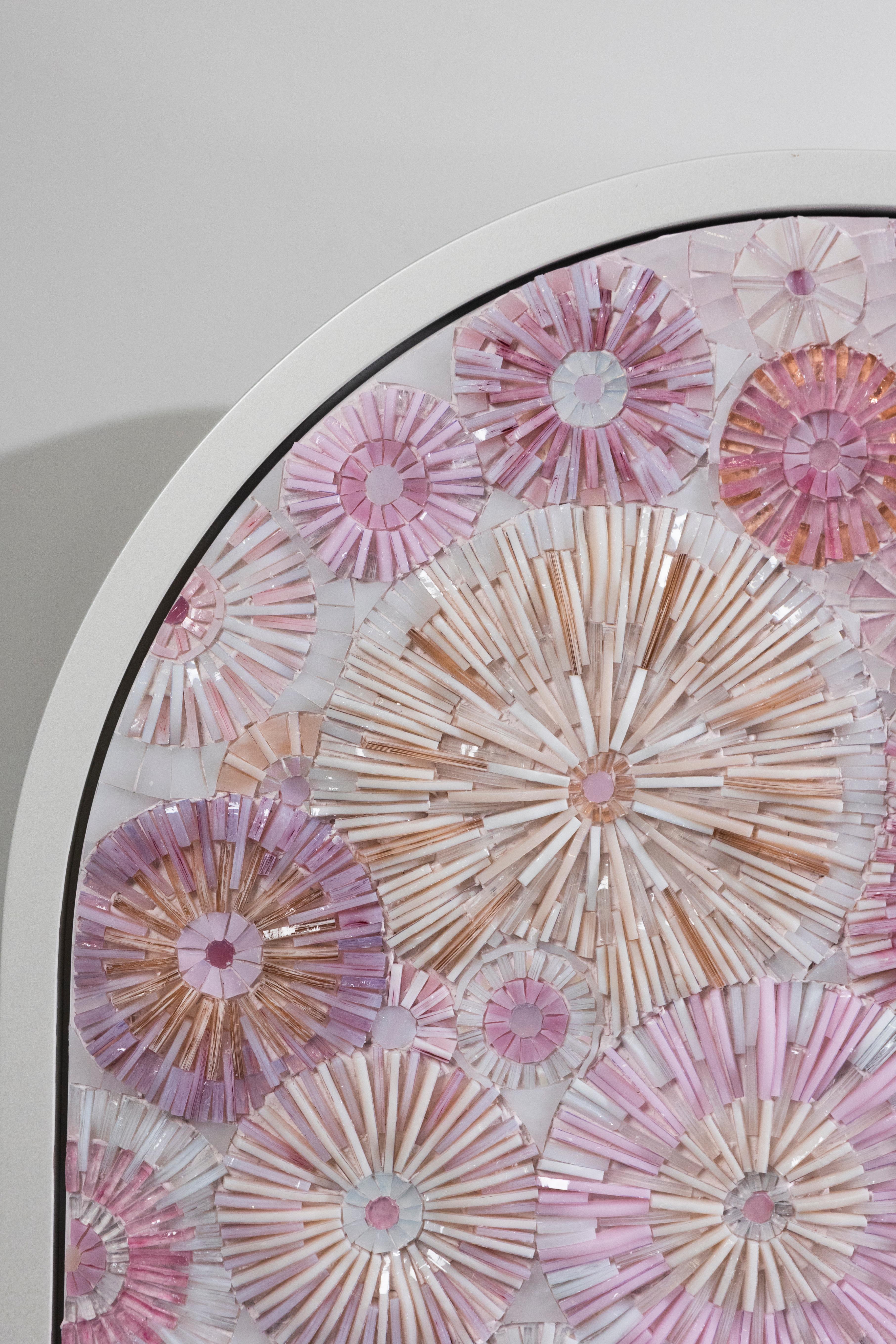 Modernes Mezza Luna-Buffet mit geschwungener rosa Blütenblume und weißer Oberfläche von Ercole Home (21. Jahrhundert und zeitgenössisch) im Angebot