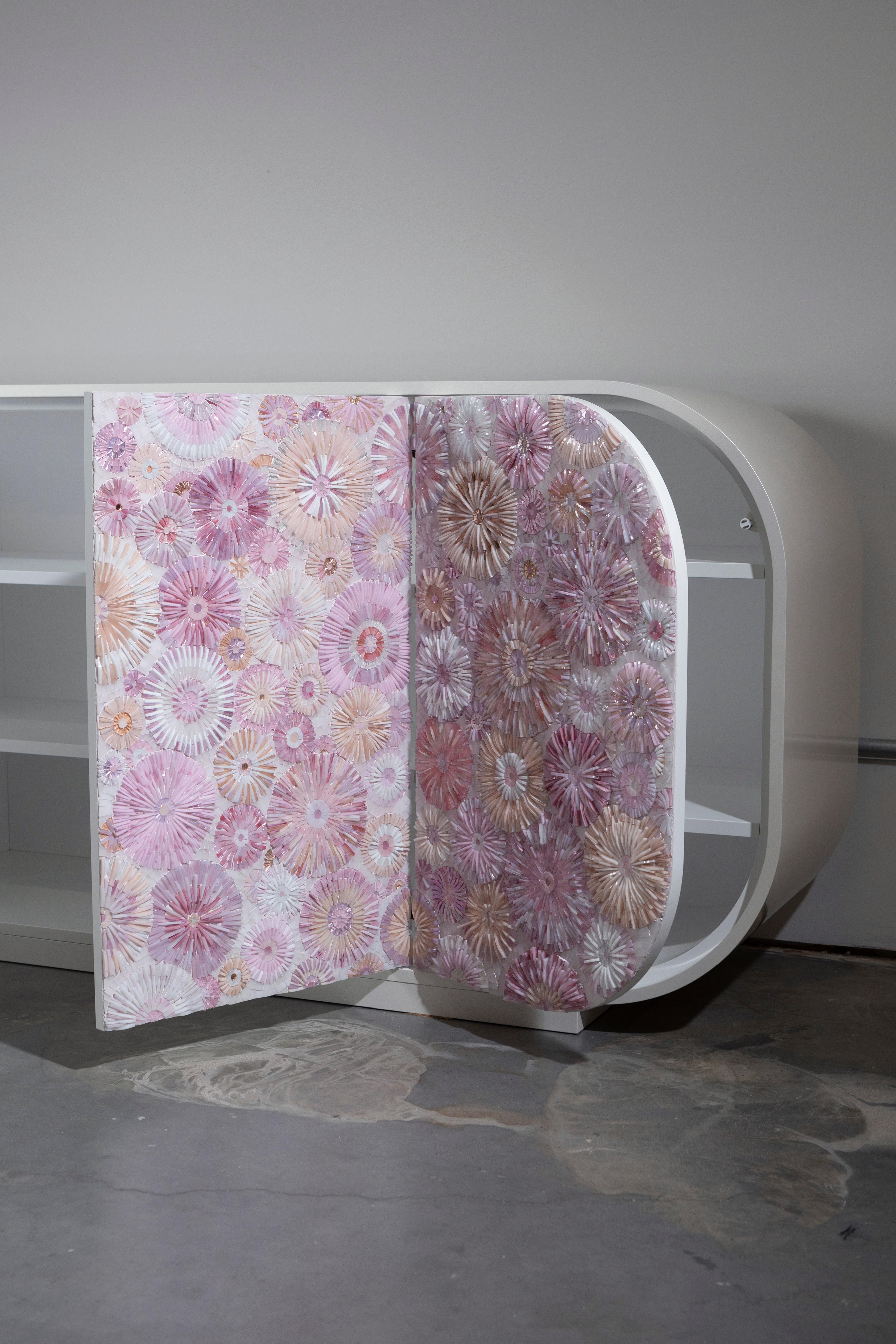 Modernes Mezza Luna-Buffet mit geschwungener rosa Blütenblume und weißer Oberfläche von Ercole Home (Mosaik) im Angebot