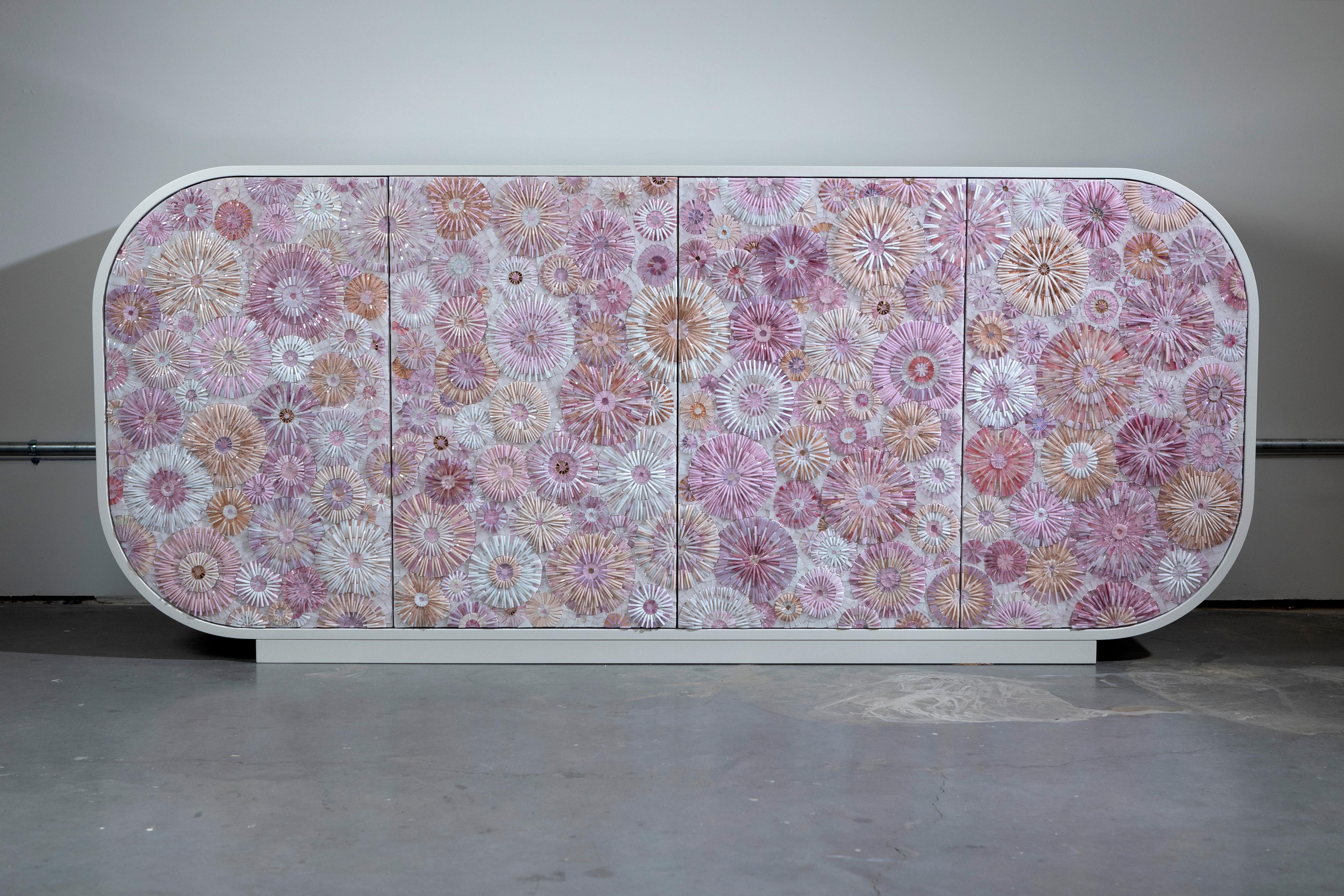 Das Mezza Luna Pink Blossom Buffet ist eines der neuesten Modelle von Ercole Home, das mit seinen geschwungenen Kanten die Evolution des Buffets zeigt und das schlichte, moderne Design hervorhebt. Mezza Luna verkörpert Luxus und etabliert sich als