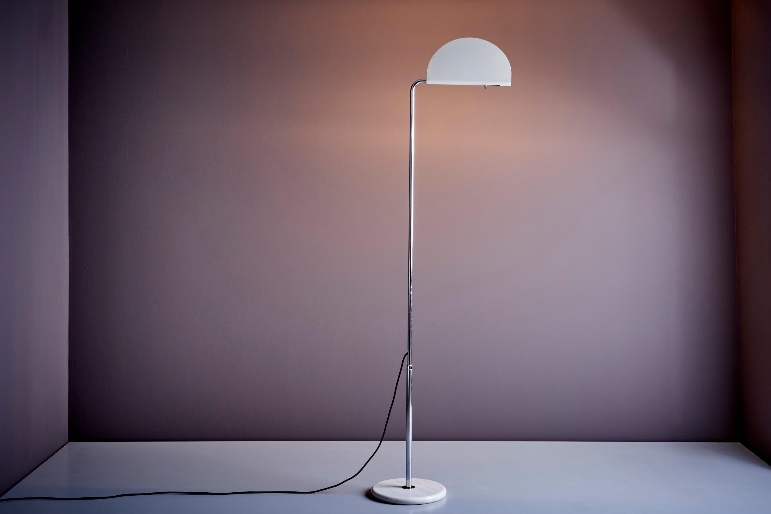 Le lampadaire Mezza Luna a été conçu en 1974 par le designer italien Bruno Geccheline. Dans les années qui ont suivi, il a été produit par Skipper et Pollux à Milan. Cette lampe se compose d'un cadre élégant en acier tubulaire chromé, d'une base