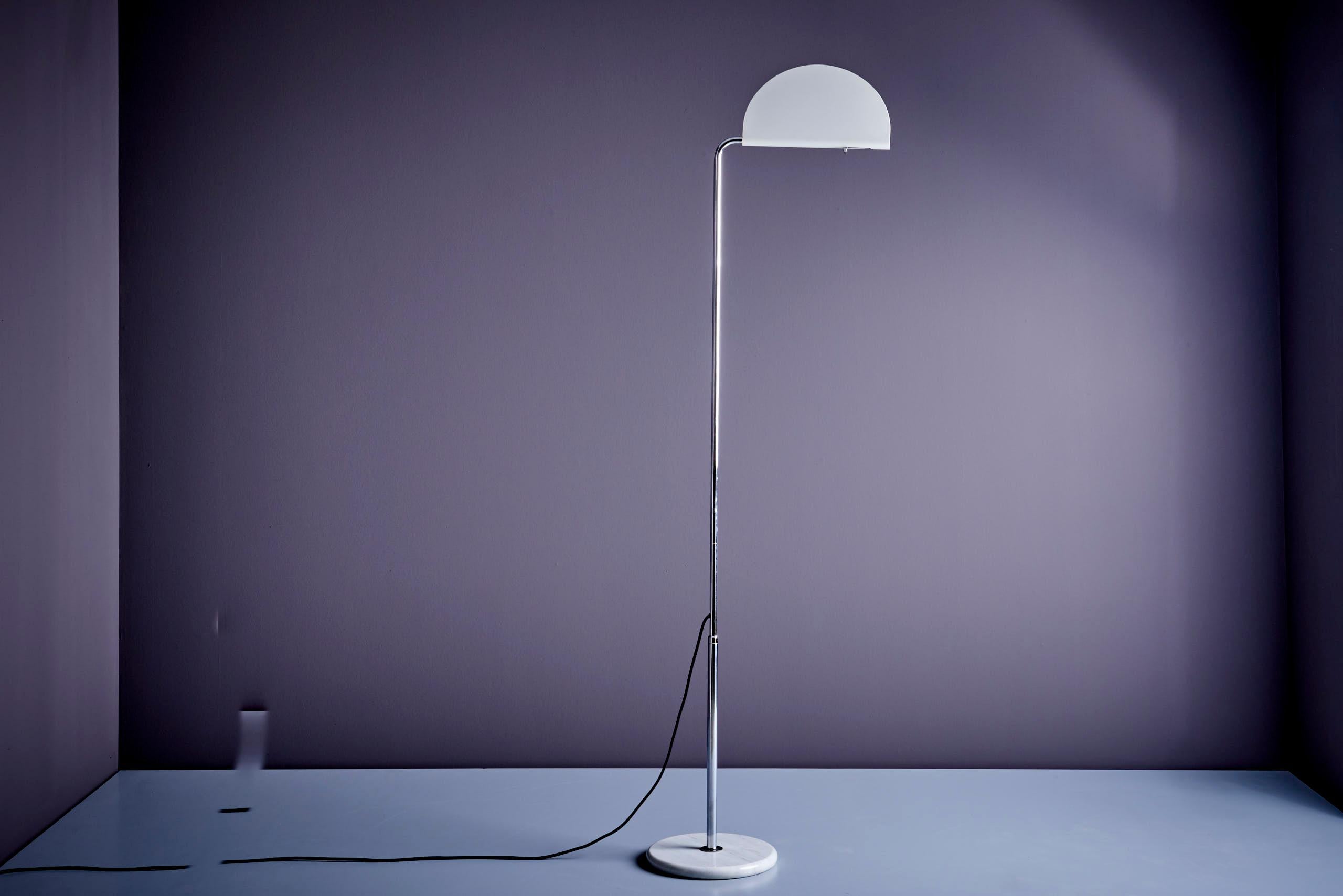 Mid-Century Modern Lampadaire Mezza Luna de Bruno Gecchelin en vente