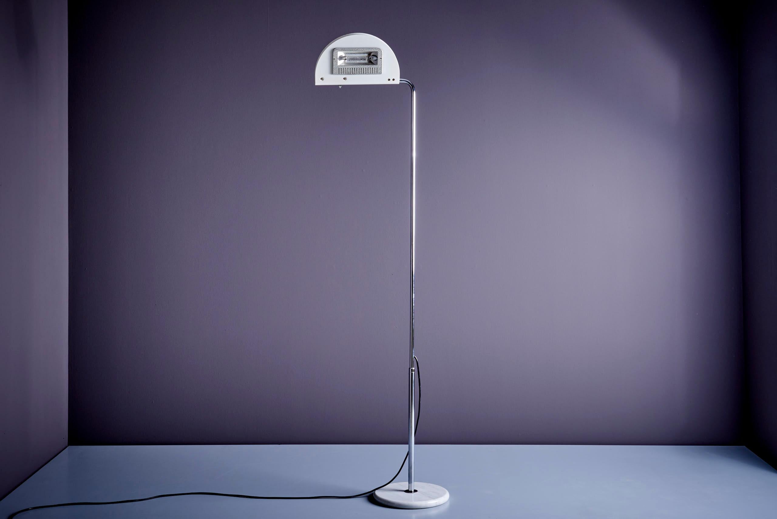 italien Lampadaire Mezza Luna de Bruno Gecchelin en vente