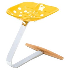 Sgabello "Mezzadro" in giallo di Achille and Pier Giacomo Castiglioni, 1957 / c. 1970