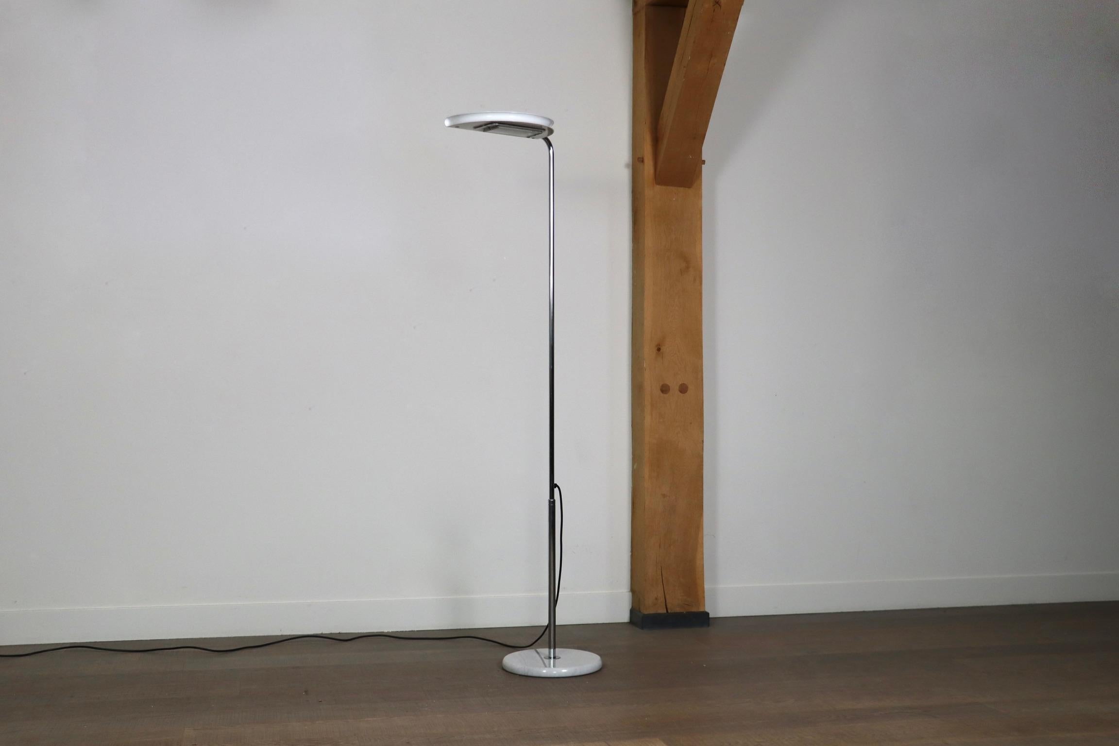 Beautiful “Mezzaluna” (half-moon) floor lamp, designed by Bruno Gecchelin for Skipper, crafted in Italy in 1975.
This sleek design features a tubular structure in chromed steel, anchored by a marble base, with an adjustable head lacquered in white
