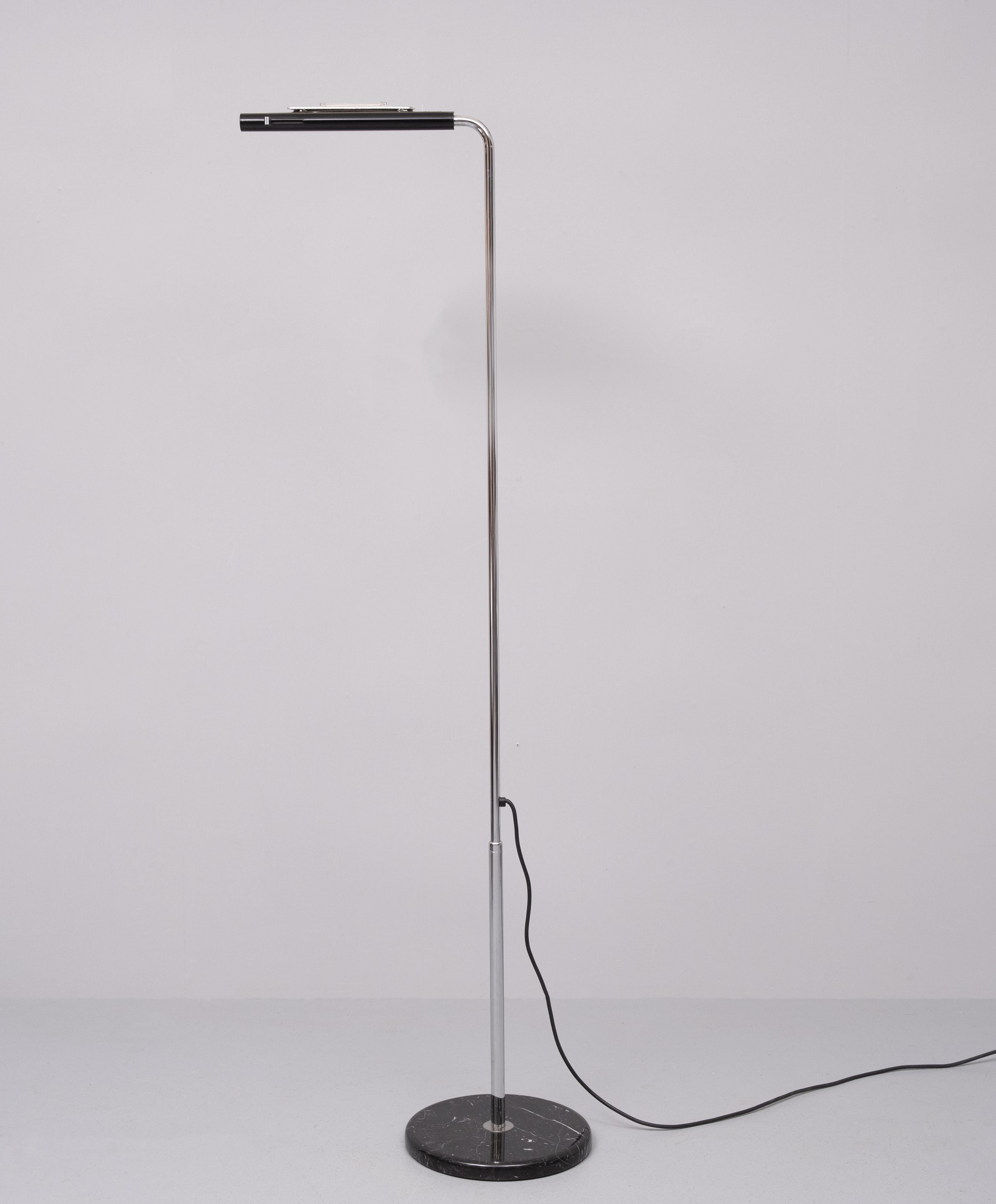 Metal ‘Mezzaluna’ Floor Lamp door Bruno Gecchelin voor Skipper 1970s Italy  For Sale