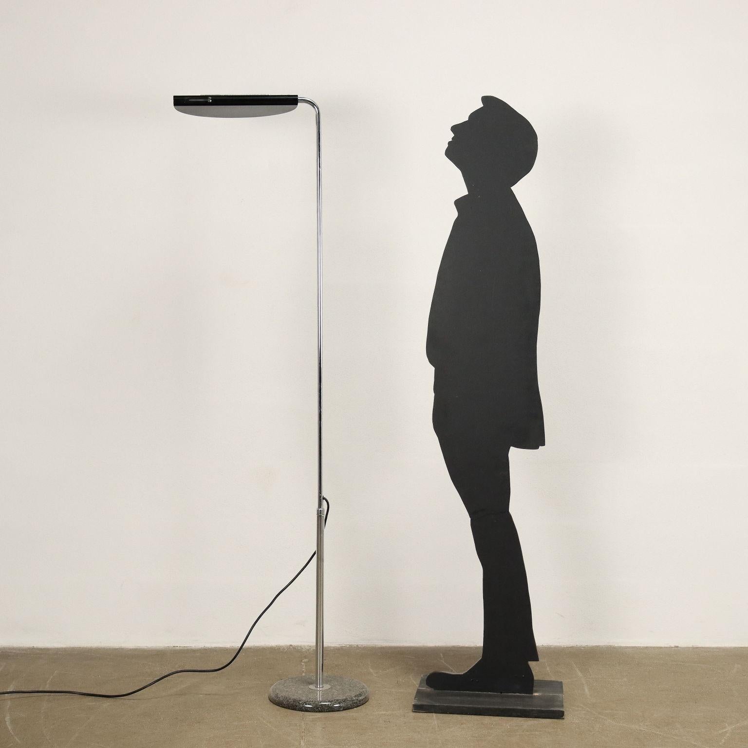 Floor lamp with reflected light with adjustable intensity via dimmer. Base in marble, chromed metal, enamelled aluminum.