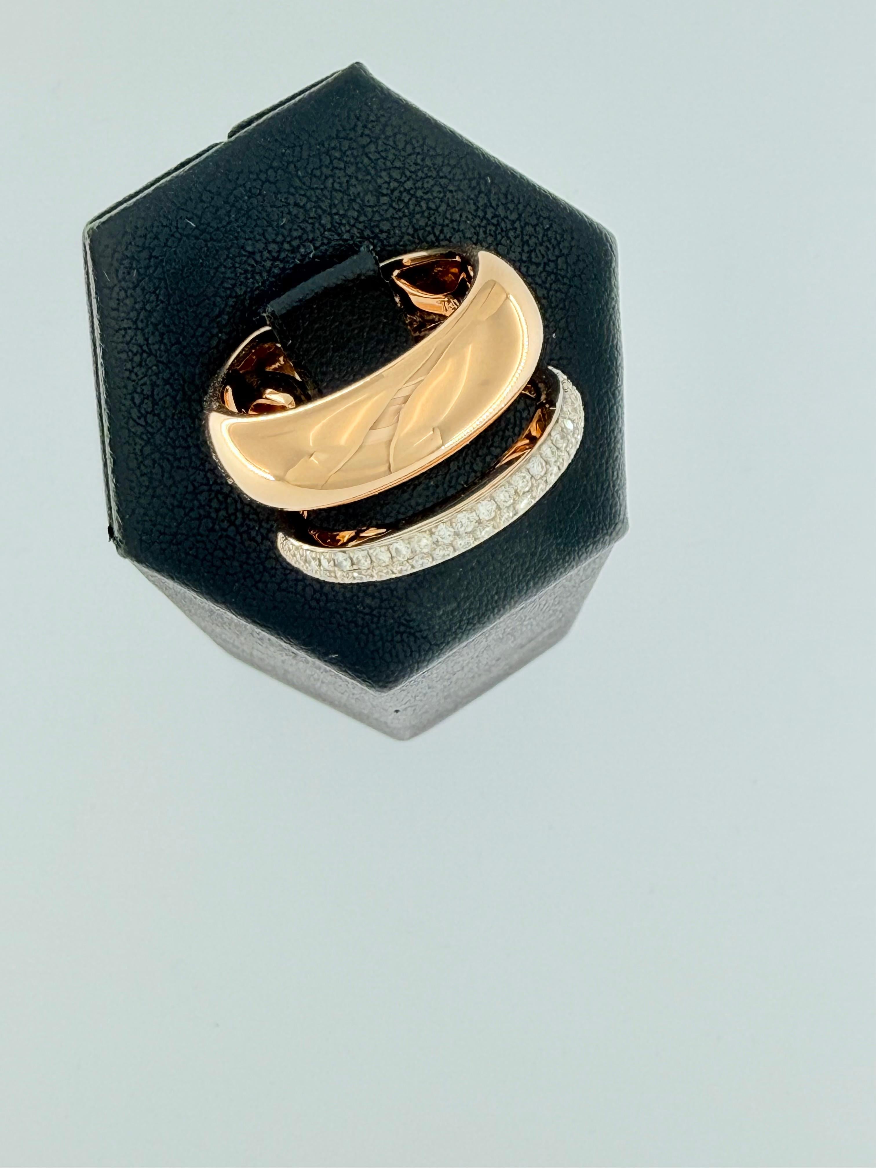 Una audaz fusión de elegancia moderna y diseño magistral, este anillo de oro rosa de 18 quilates ofrece la ilusión de dos bandas separadas en una creación sin costuras. De líneas limpias y silueta segura, encarna el lujo contemporáneo con precisión