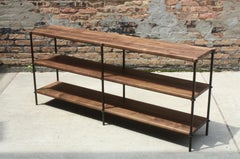 Table console Mezzo personnalisable en métal avec étagères en bois massif par Laylo Studio