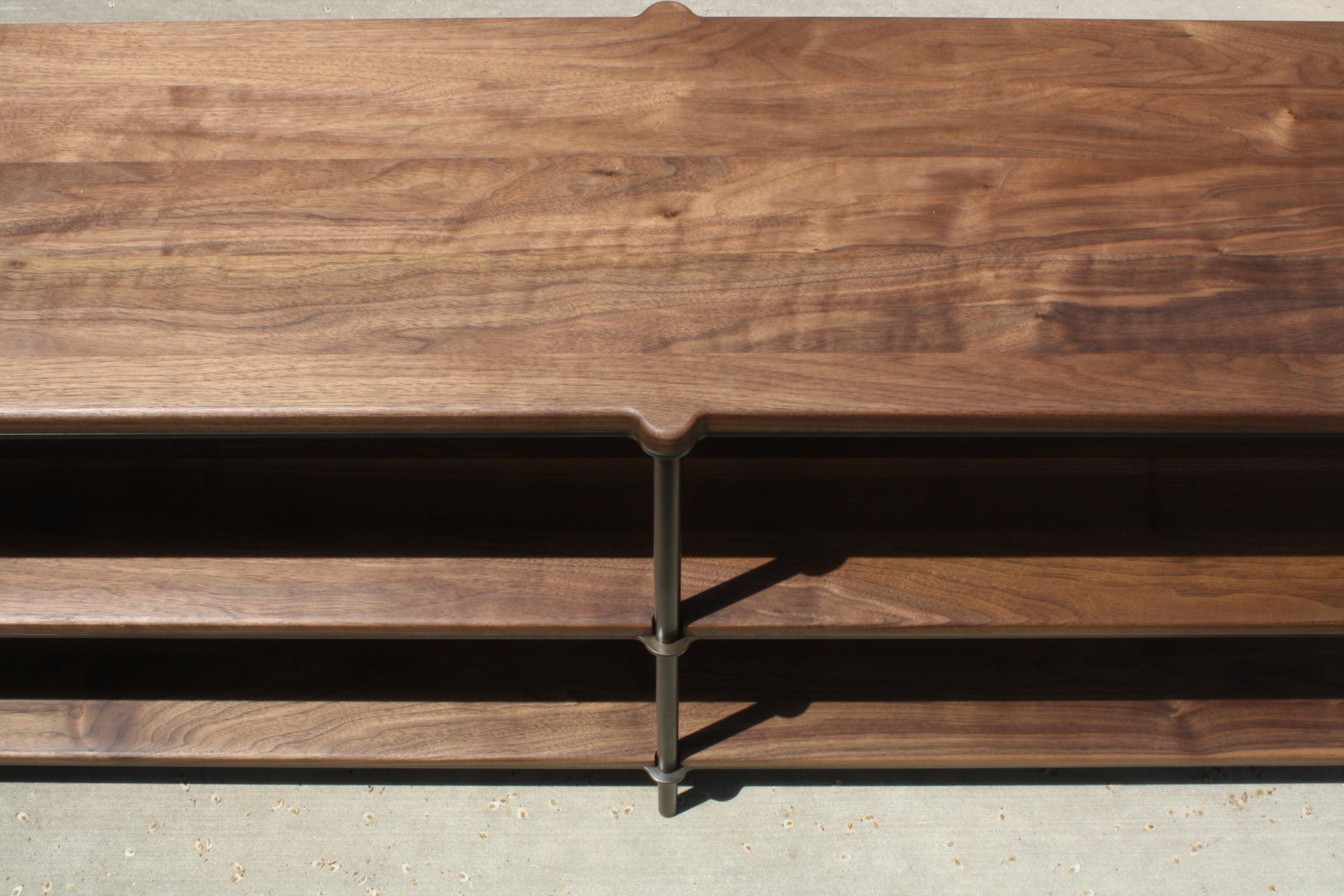 Noirci Table console Mezzo personnalisable en métal avec étagères en bois massif par Laylo Studio en vente