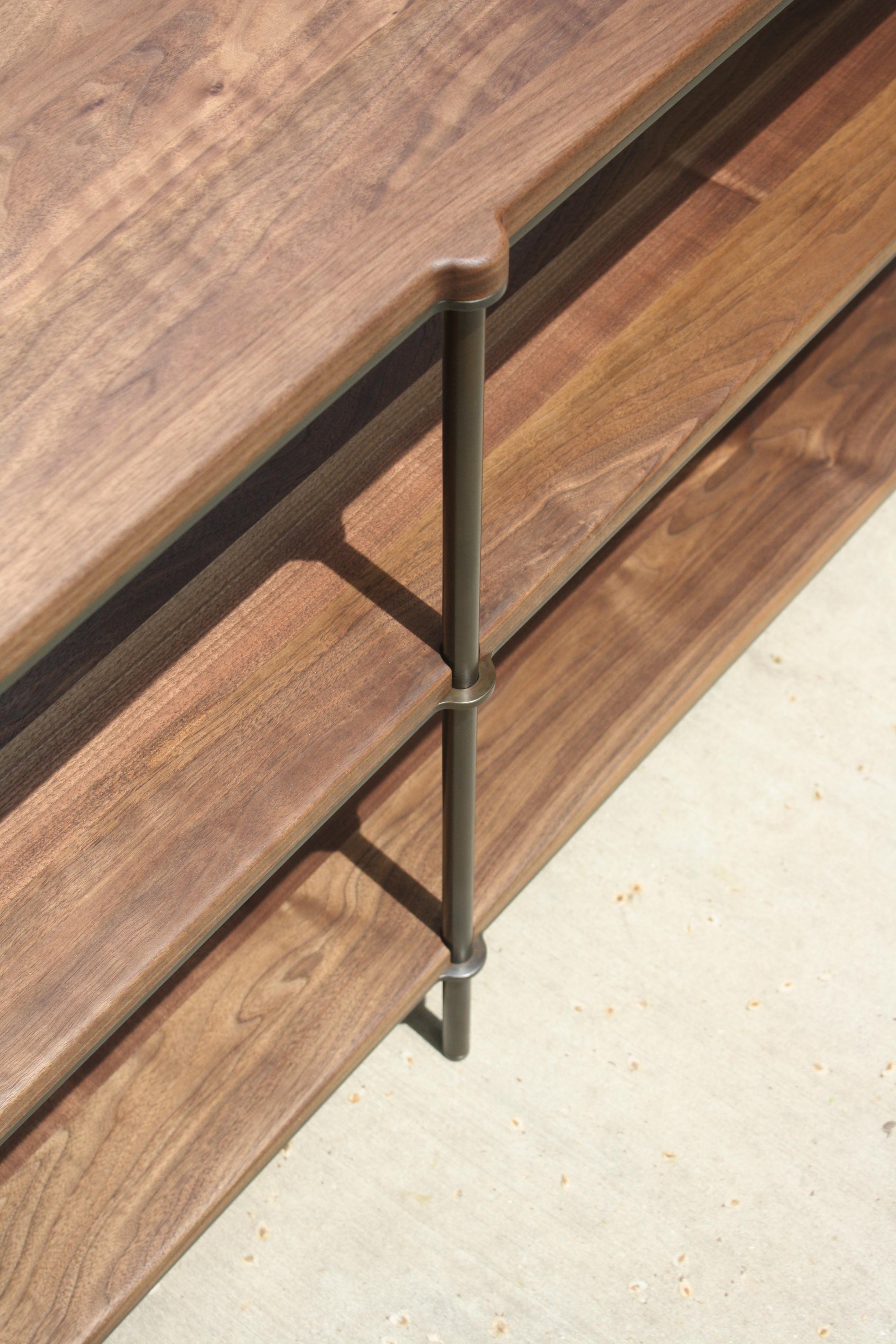 XXIe siècle et contemporain Table console Mezzo personnalisable en métal avec étagères en bois massif par Laylo Studio en vente