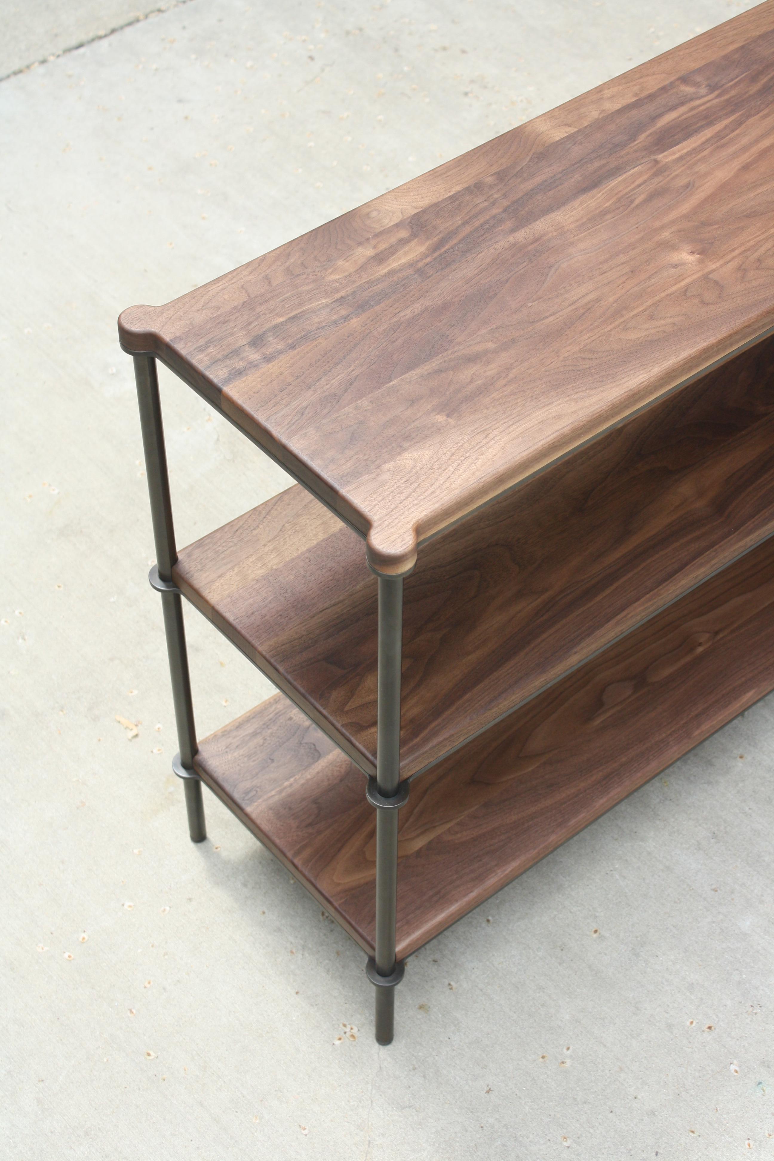 Table console Mezzo personnalisable en métal avec étagères en bois massif par Laylo Studio en vente 1