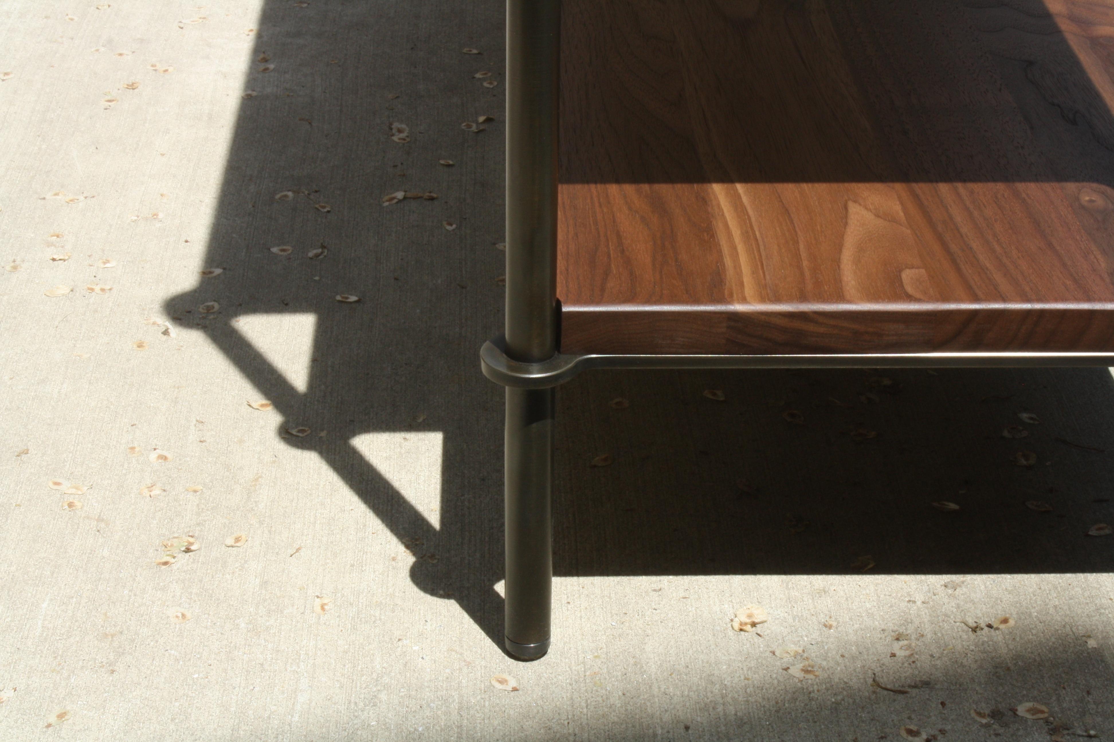 Anpassbarer Konsolentisch aus Metall mit Einlegeböden aus Massivholz von Laylo Studio im Angebot 2