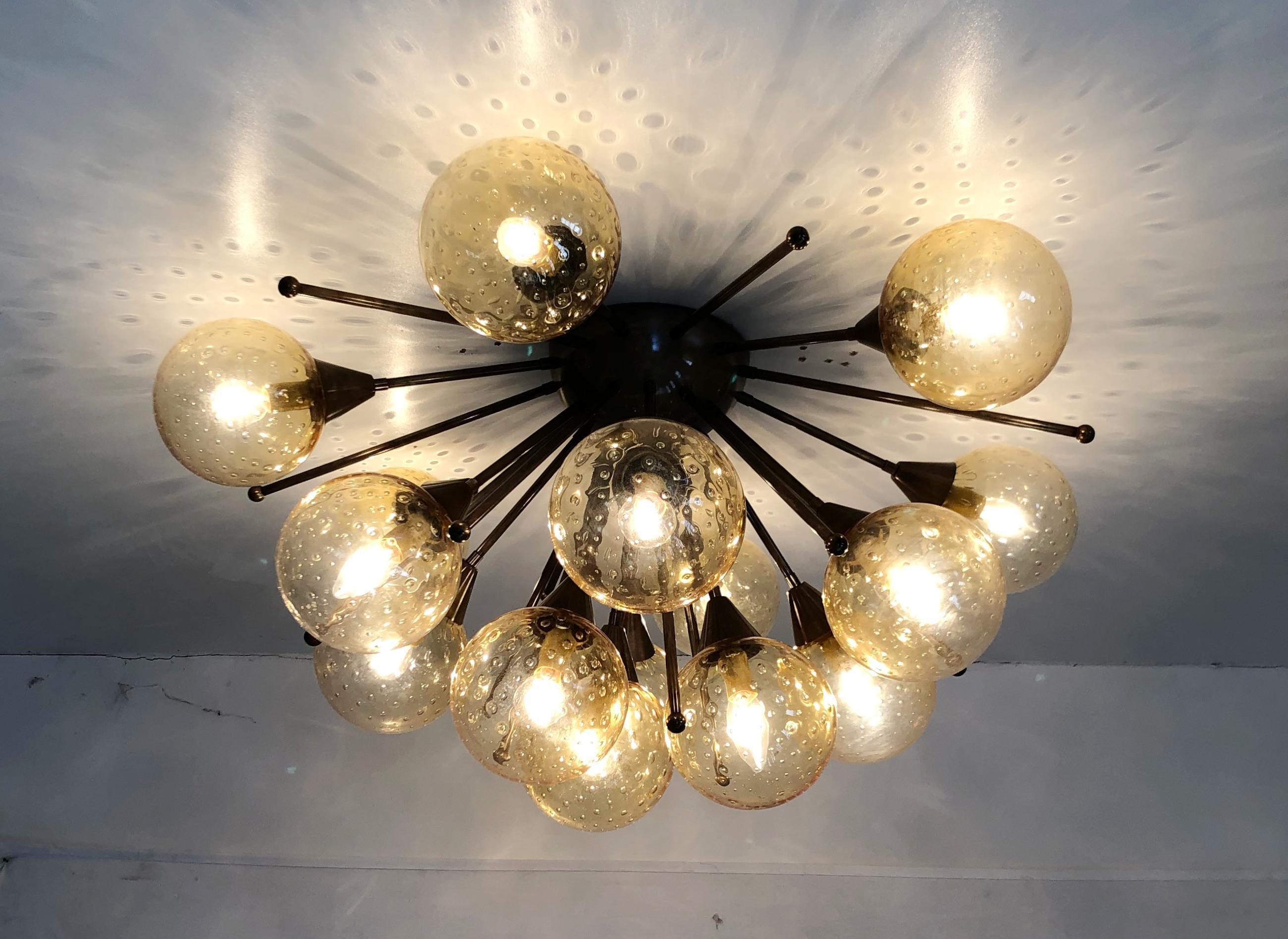 Montatura da incasso italiana sputnik con globi in vetro di Murano montati su una struttura in ottone massiccio
Disegnato da Fabio Bergomi / Made in Italy
15 luci / tipo E12 o E14 / max 40W ciascuna
Diametro: 35,5 pollici / Altezza: 18 pollici
Solo