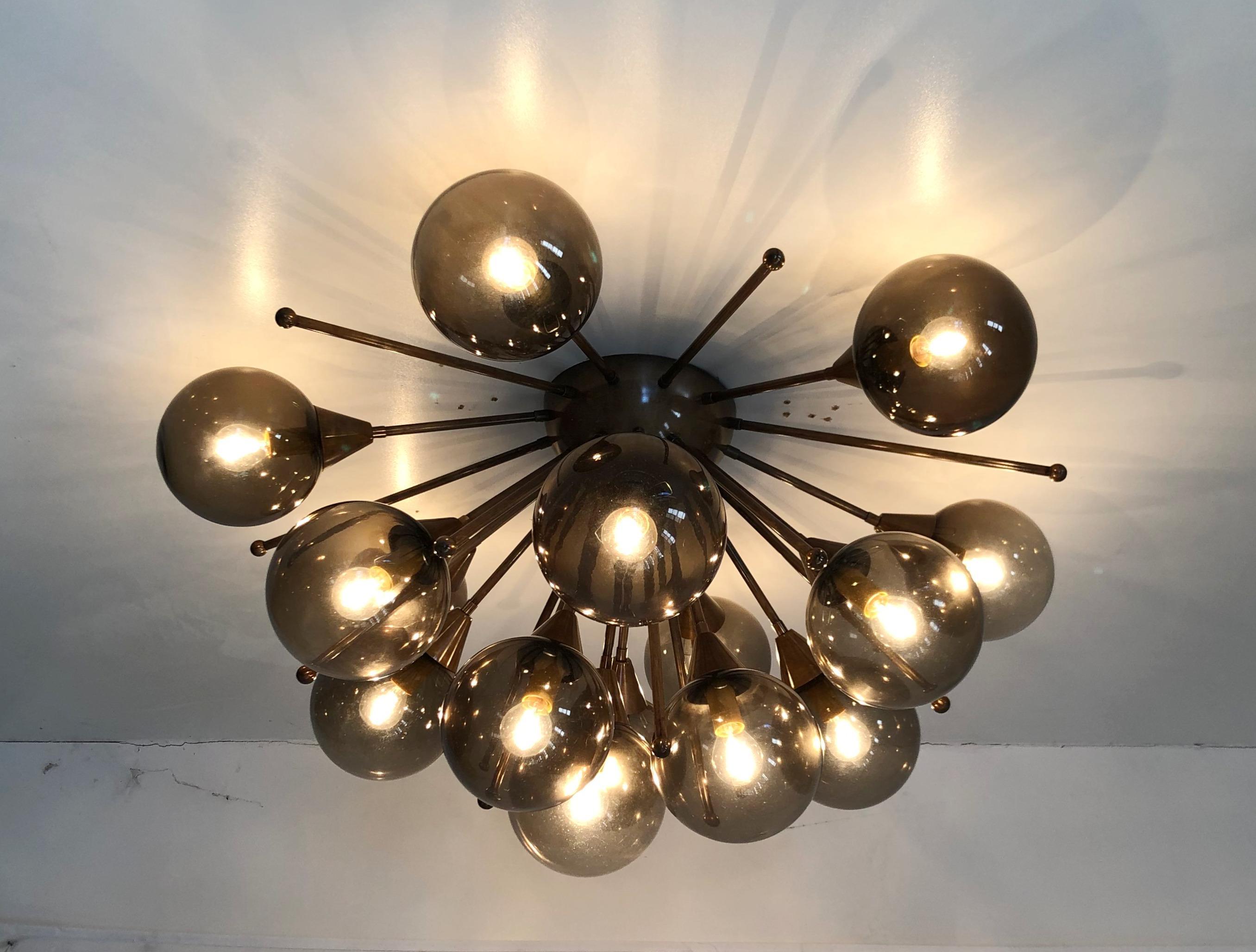 Montatura da incasso italiana sputnik con globi in vetro di Murano montati su una struttura in ottone massiccio
Disegnato da Fabio Bergomi / Made in Italy
15 luci / tipo E12 o E14 / max 40W ciascuna
Diametro: 35,5 pollici / Altezza: 18 pollici
Solo