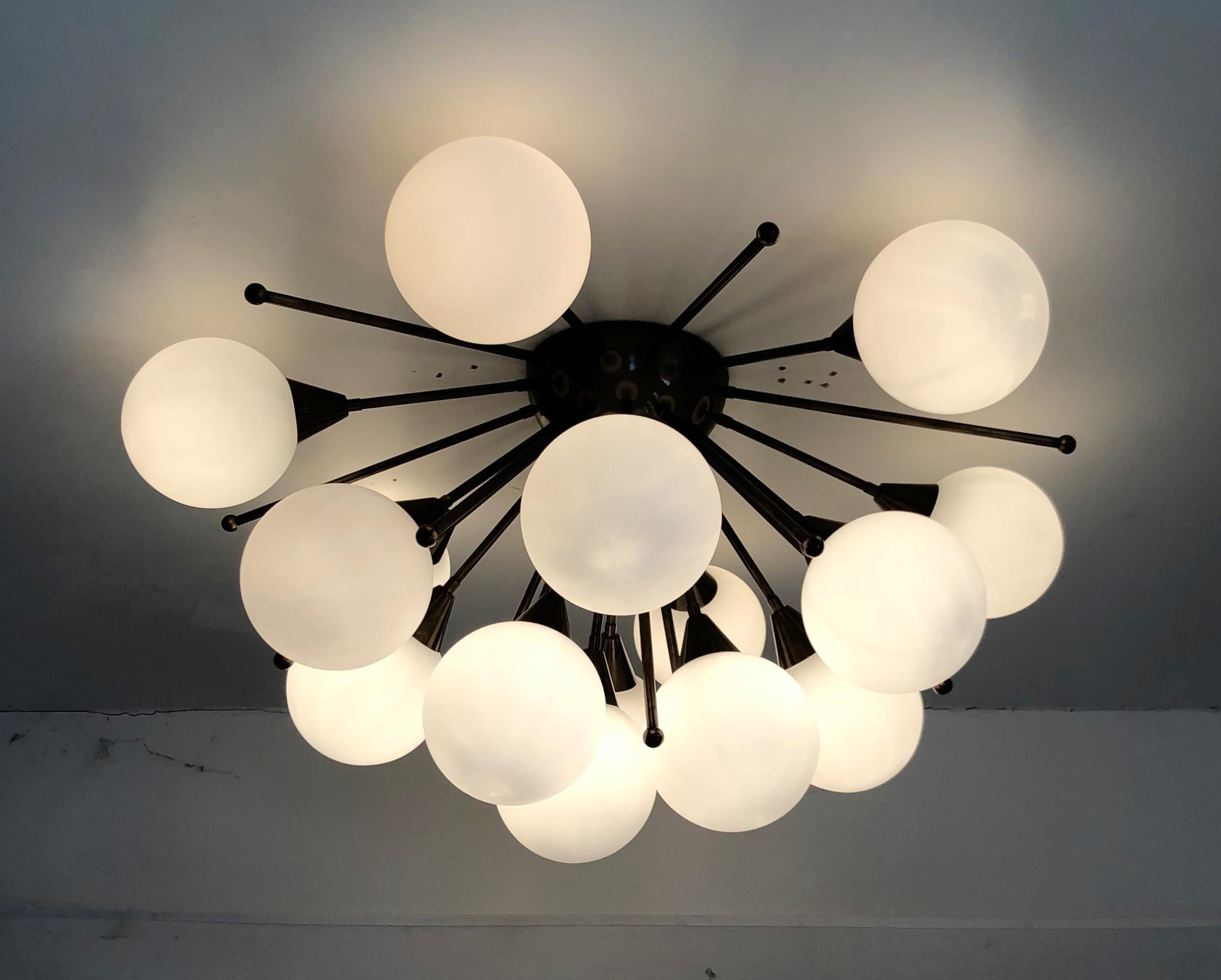 Montatura da incasso italiana sputnik con globi in vetro di Murano montati su una struttura in ottone massiccio
Disegnato da Fabio Bergomi / Made in Italy
15 luci / tipo E12 o E14 / max 40W ciascuna
Diametro: 35,5 pollici / Altezza: 18 pollici
Solo