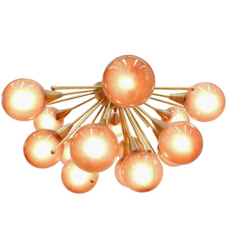 Empotrable sputnik italiano con globos de cristal de Murano montados en marco de latón macizo
Diseñado por Fabio Bergomi / Fabricado en Italia
15 luces / tipo E12 o E14 / máx. 40W cada una
Diámetro: 35,5 pulgadas / Altura: 18 pulgadas
Sólo pedidos /