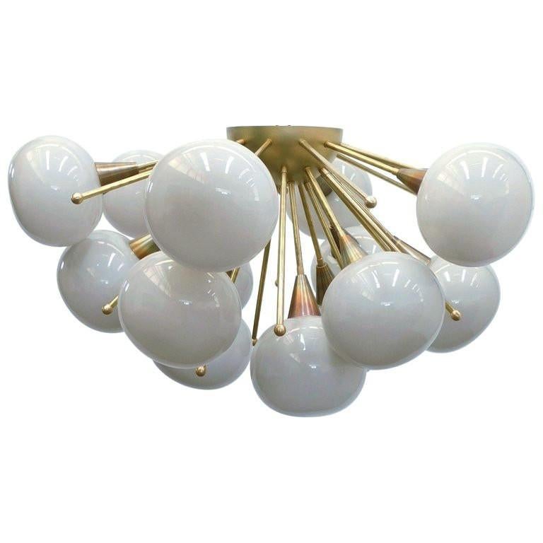 Empotrable sputnik italiano con tulipas de cristal gris de Murano montadas en marco de latón macizo
Diseñado por Fabio Bergomi / Fabricado en Italia
15 luces / tipo E12 o E14 / máx. 40W cada una
Diámetro: 35,5 pulgadas / Altura: 18 pulgadas
Sólo