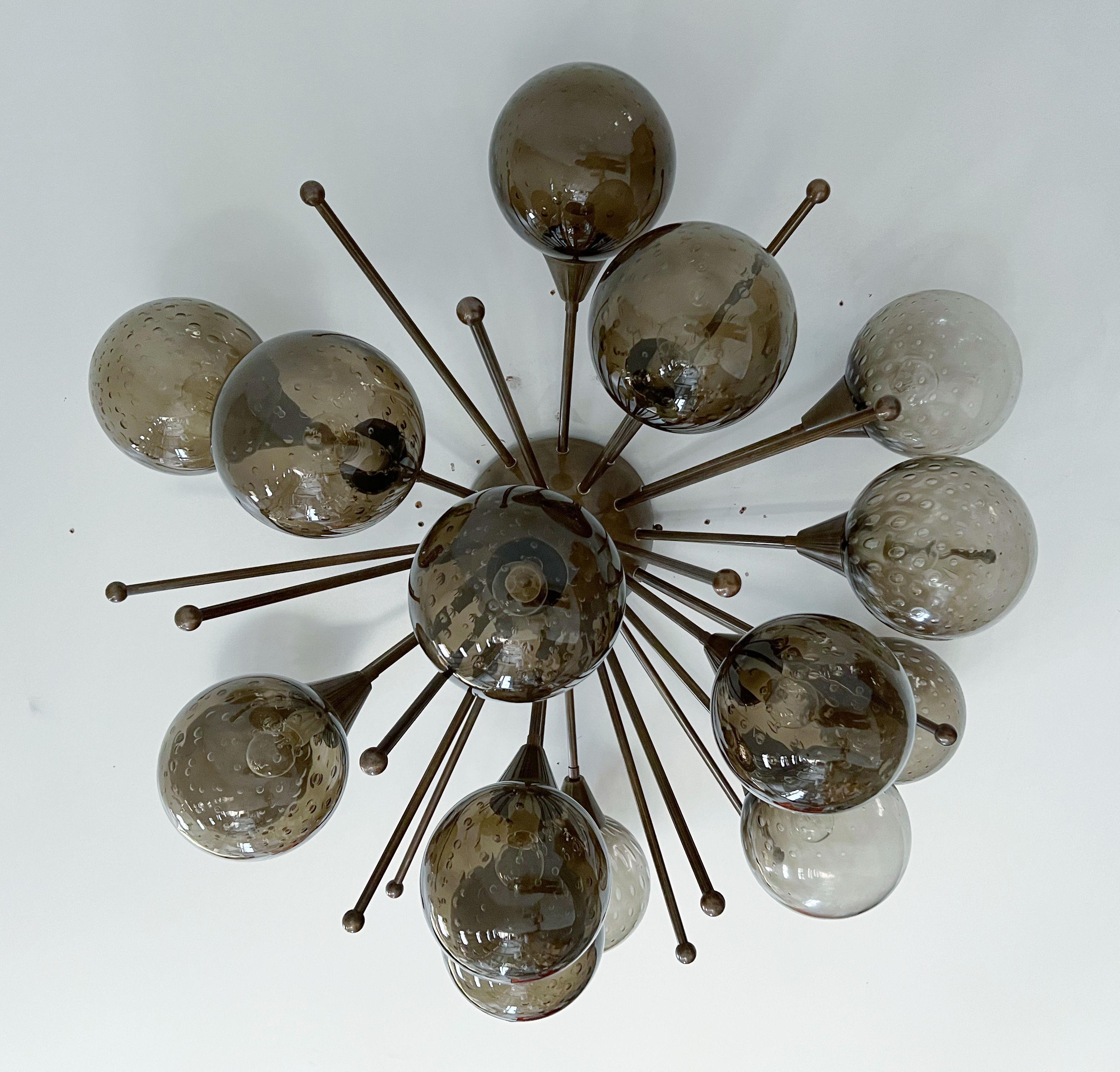 Montatura da incasso italiana sputnik con globi in vetro di Murano montati su una struttura in ottone massiccio
Disegnato da Fabio Bergomi / Made in Italy
15 luci / tipo E12 o E14 / max 40W ciascuna
Diametro: 35,5 pollici / Altezza: 18 pollici
Solo