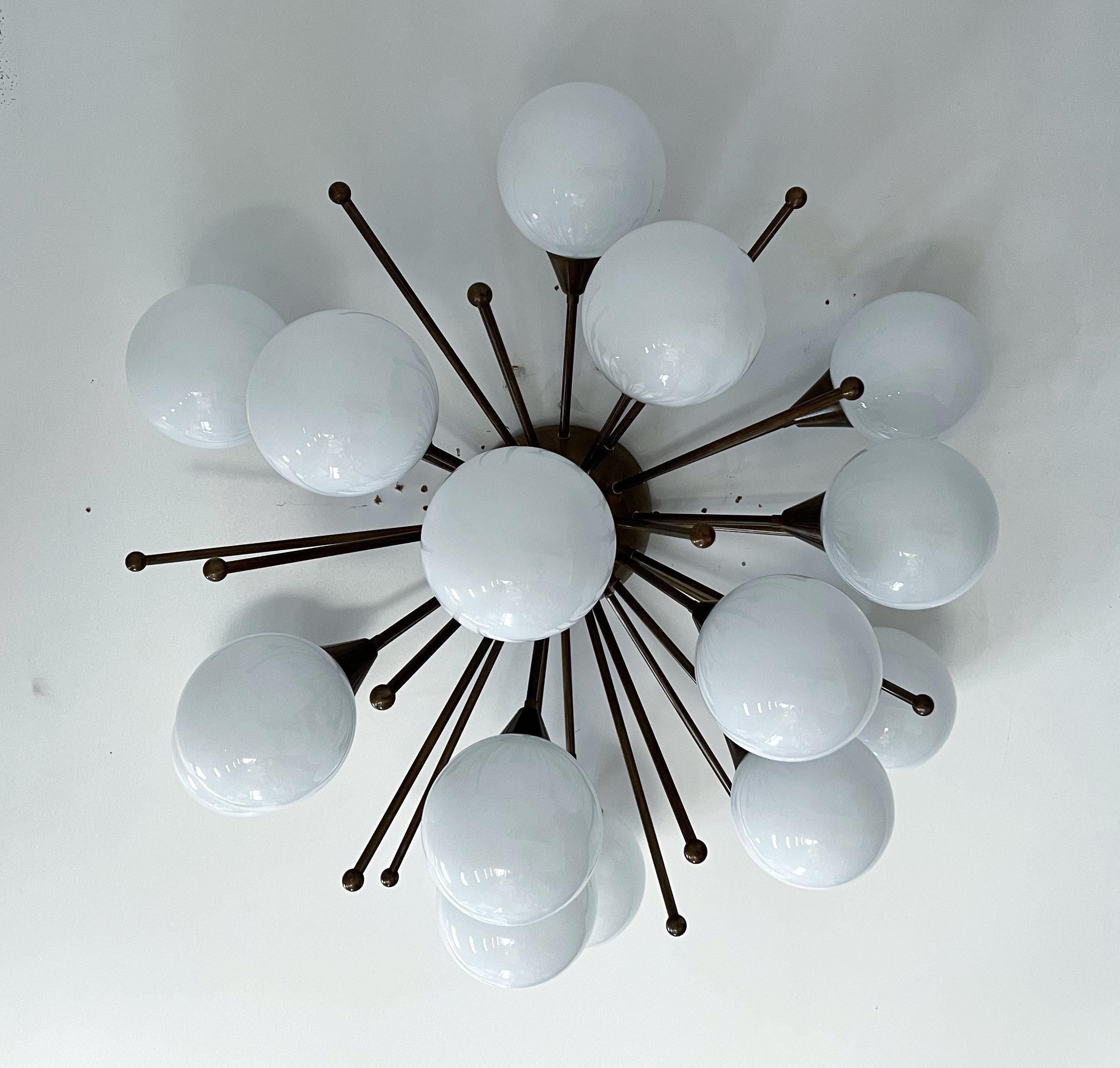 Montatura da incasso italiana sputnik con globi in vetro di Murano montati su una struttura in ottone massiccio
Disegnato da Fabio Bergomi / Made in Italy
15 luci / tipo E12 o E14 / max 40W ciascuna
Diametro: 35,5 pollici / Altezza: 18 pollici
Solo
