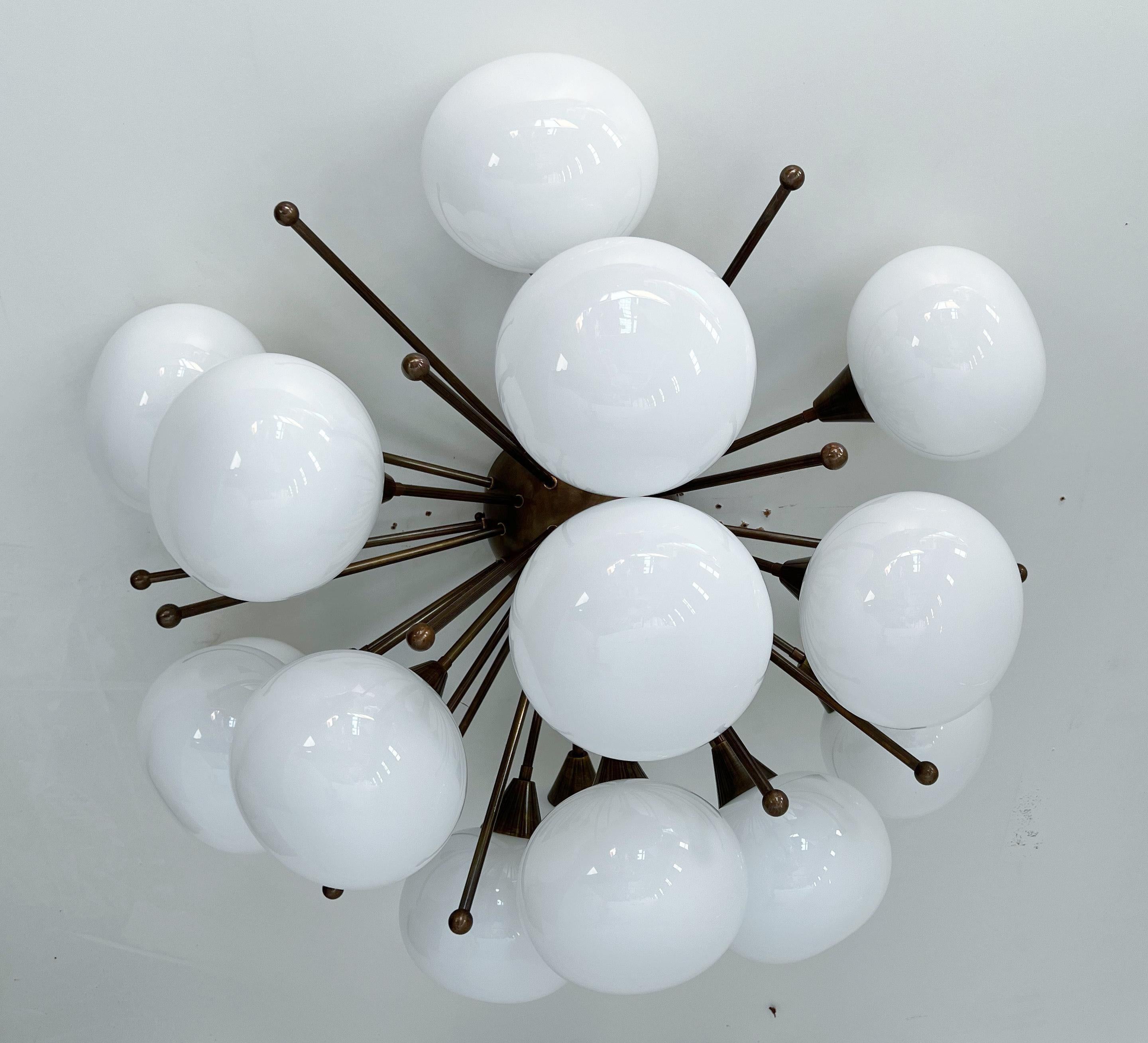 Sputnik italiano da incasso con paralumi in vetro di Murano bianco lucido montati su una struttura in ottone massiccio
Disegnato da Fabio Bergomi / Made in Italy
15 luci / tipo E12 o E14 / max 40W ciascuna
Diametro: 35,5 pollici / Altezza: 18