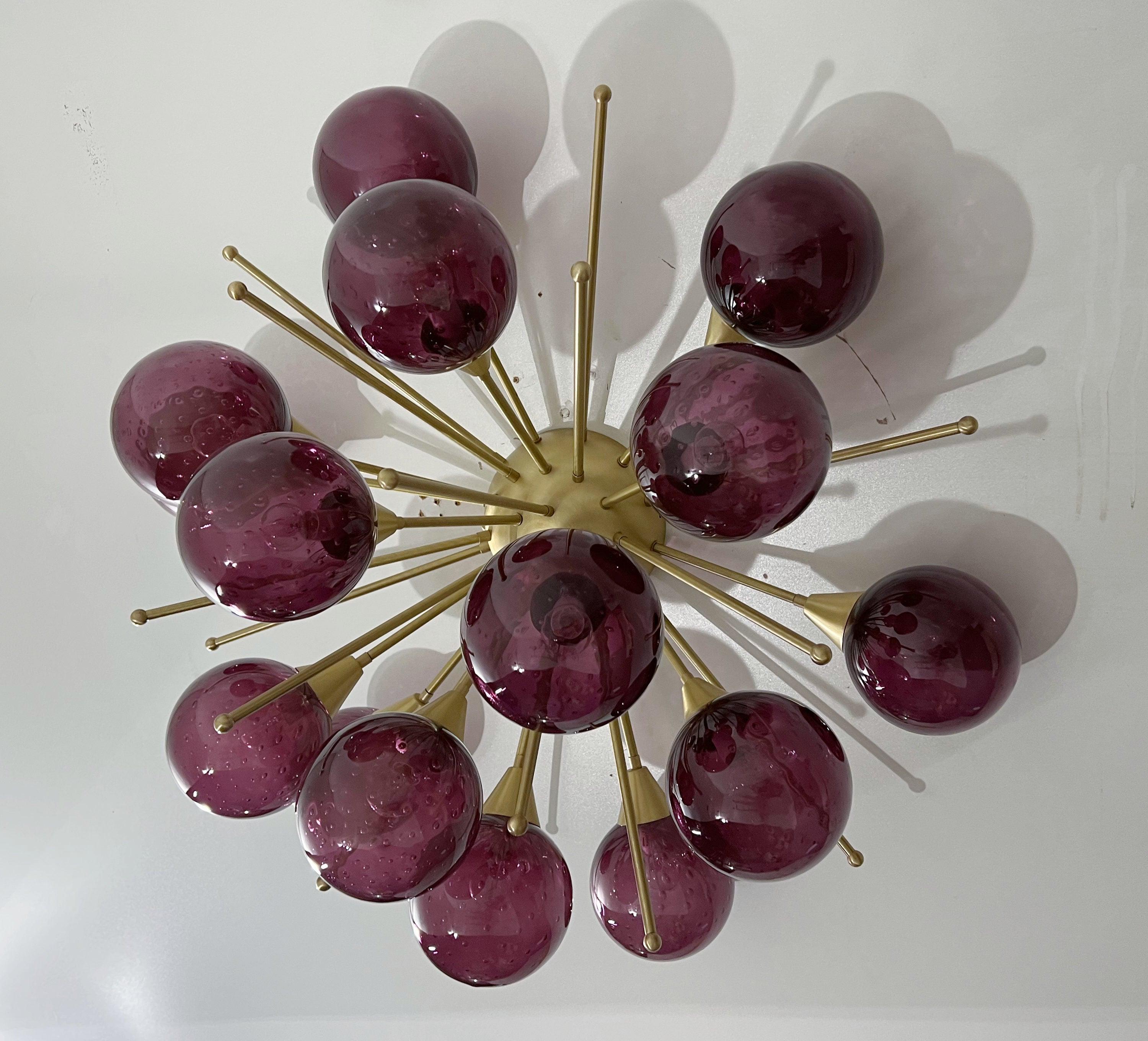 Monture encastrée Sputnik italienne avec globes en verre de Murano montés sur un cadre en laiton massif.
Design/One / Fabio Bergomi / Made in Italy
15 lampes / type E12 ou E14 / max 40W chacune
Diamètre : 35,5 pouces / Hauteur : 18 pouces
Commande